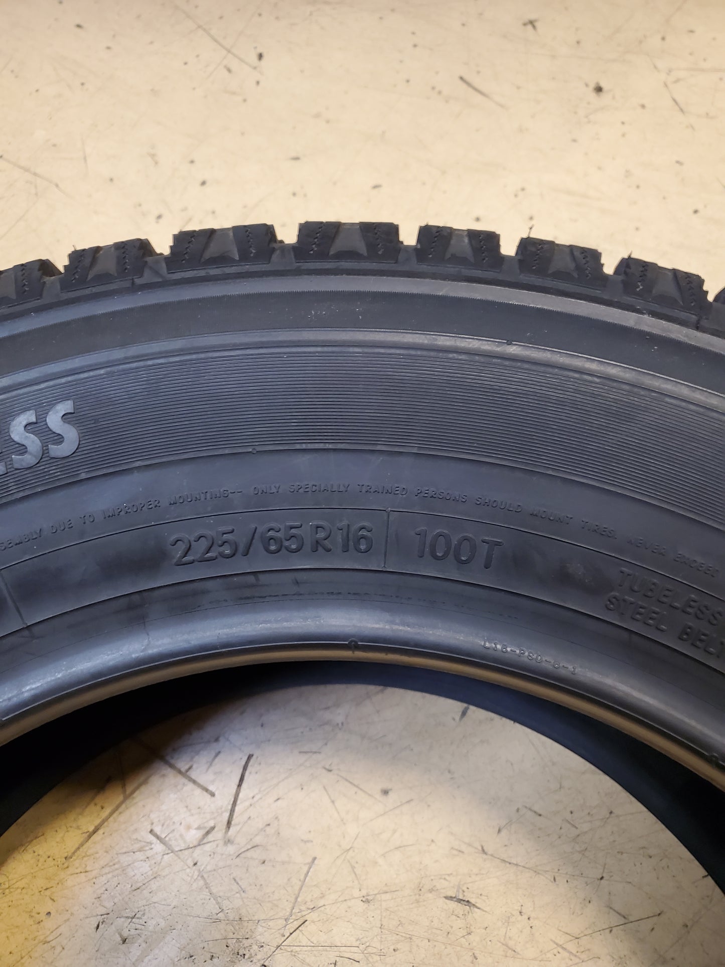 NOS NITTO SN2 BSW P 225 65 16 100T ALL SEASON TIRE 204440