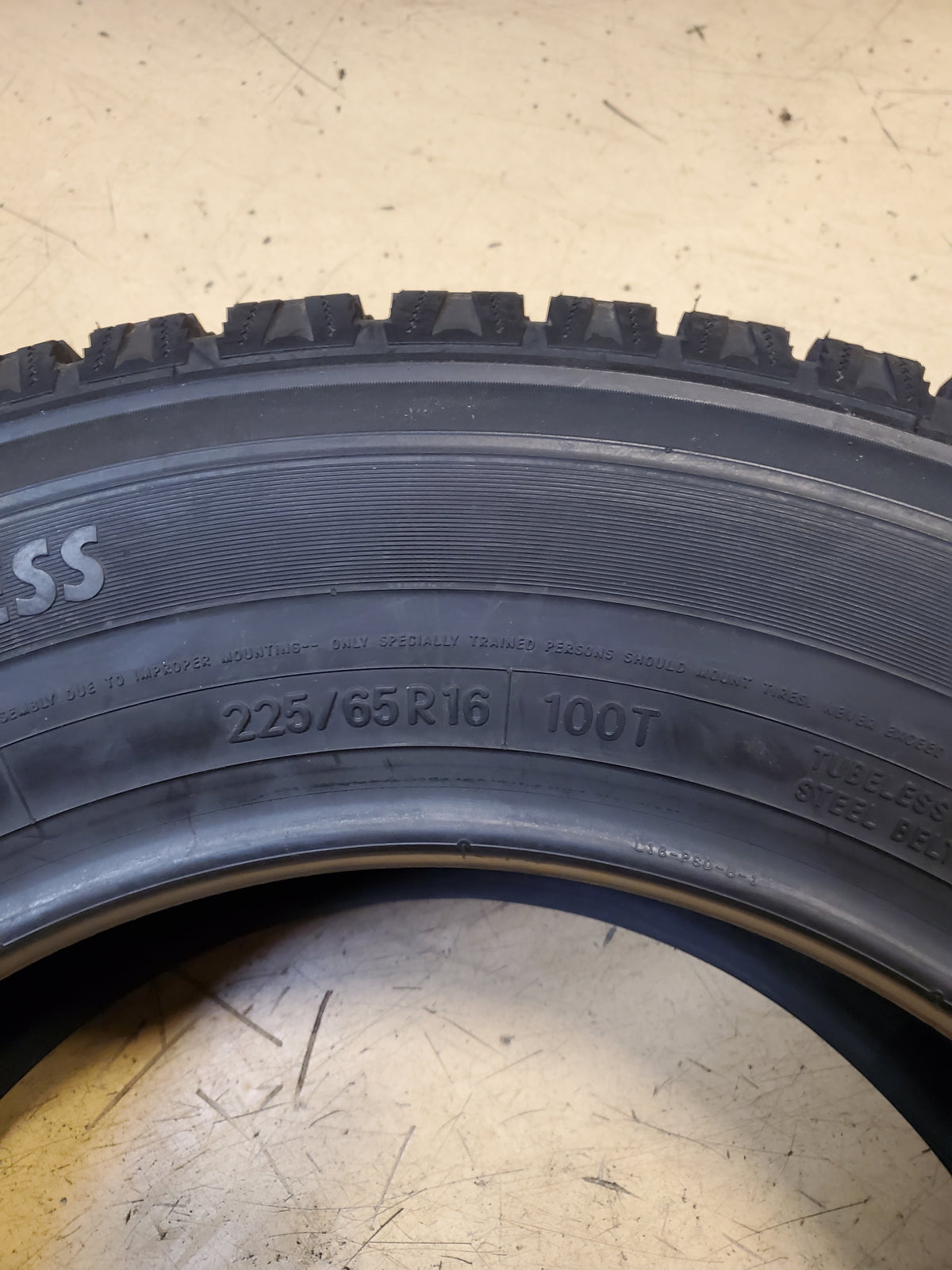 NOS NITTO SN2 BSW P 225 65 16 100T ALL SEASON TIRE 204440
