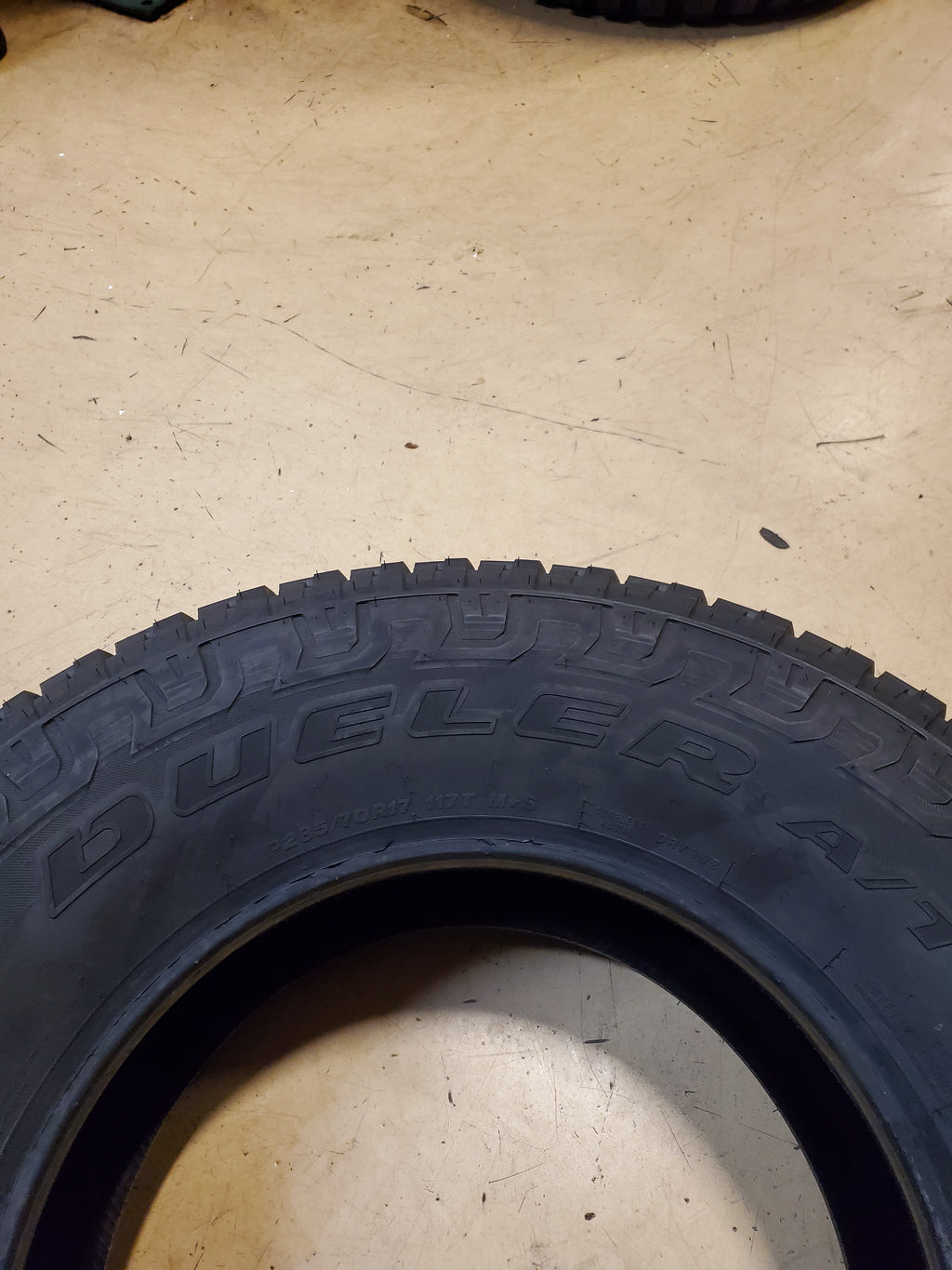 BRIDGESTONE DUELER AT REVO 3 OWL P 285 70 17 117T ALL TERRAIN TIRE 000038