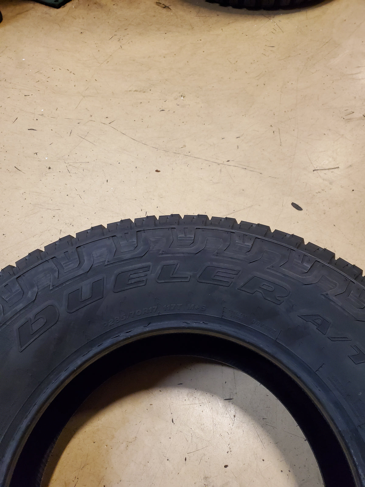 BRIDGESTONE DUELER AT REVO 3 OWL P 285 70 17 117T ALL TERRAIN TIRE 000038