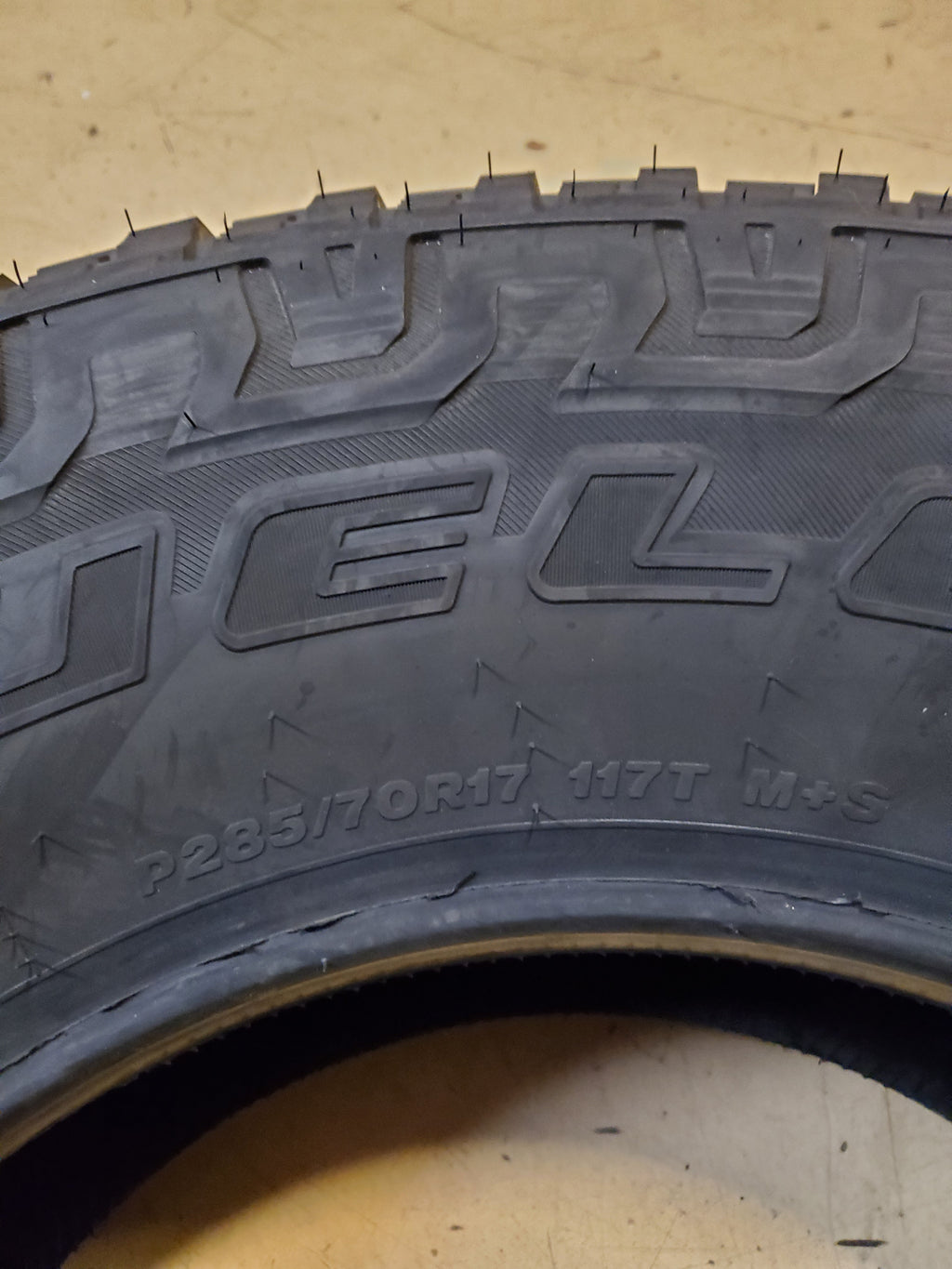 BRIDGESTONE DUELER AT REVO 3 OWL P 285 70 17 117T ALL TERRAIN TIRE 000038