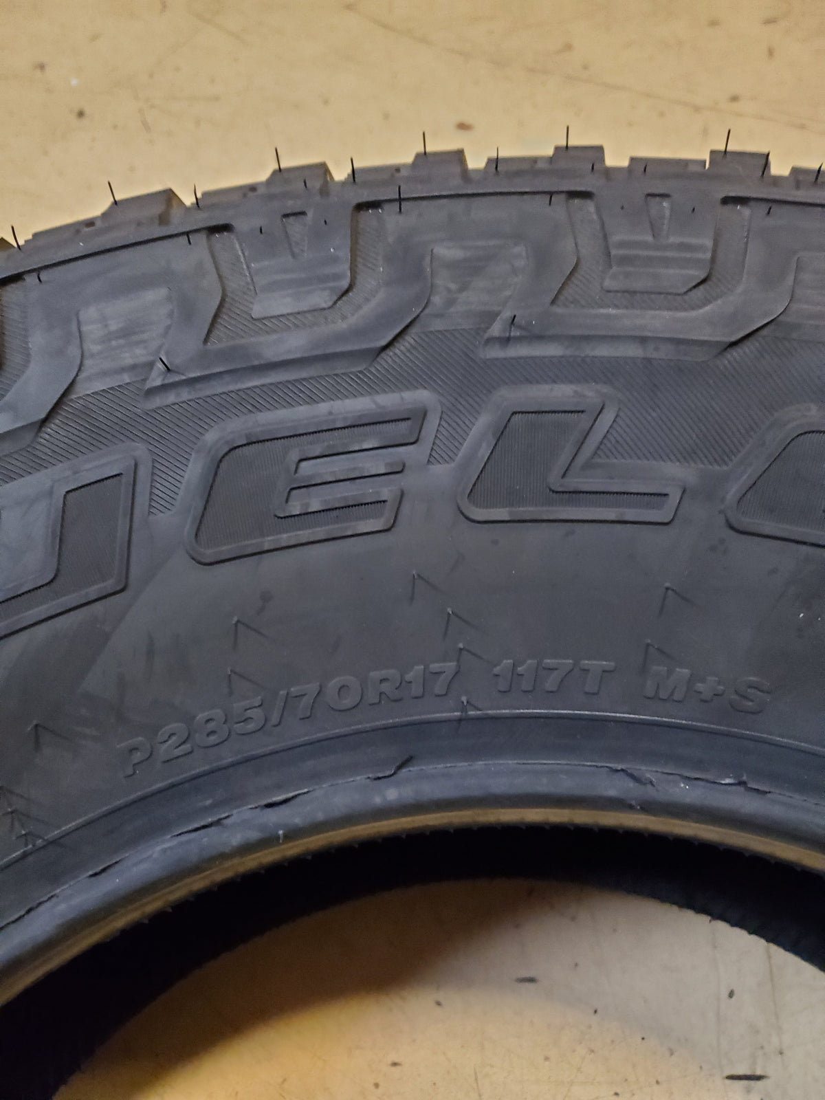 BRIDGESTONE DUELER AT REVO 3 OWL P 285 70 17 117T ALL TERRAIN TIRE 000038