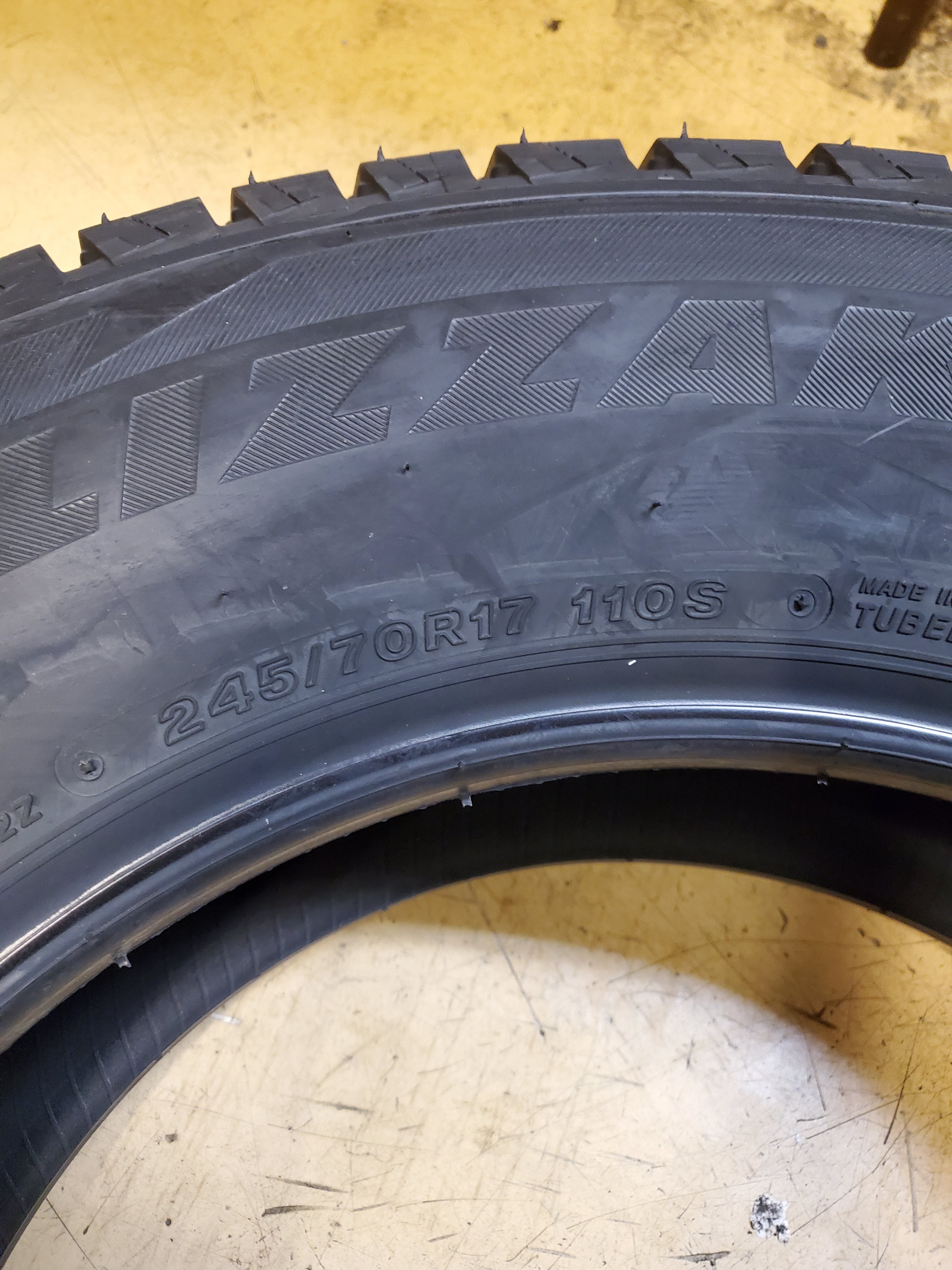 BRIDGESTONE BLIZZAK DM-V2 BSW P 245 70 17 110S WINTER TIRE 016372