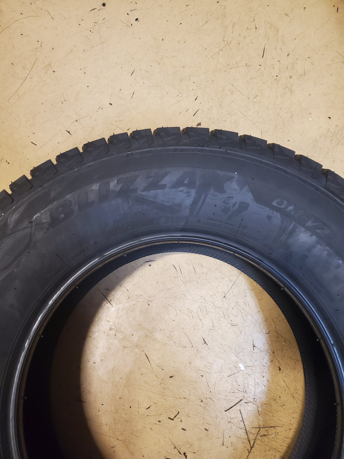 BRIDGESTONE BLIZZAK DM-V2 BSW P 255 70 17 112S WINTER TIRE 016406