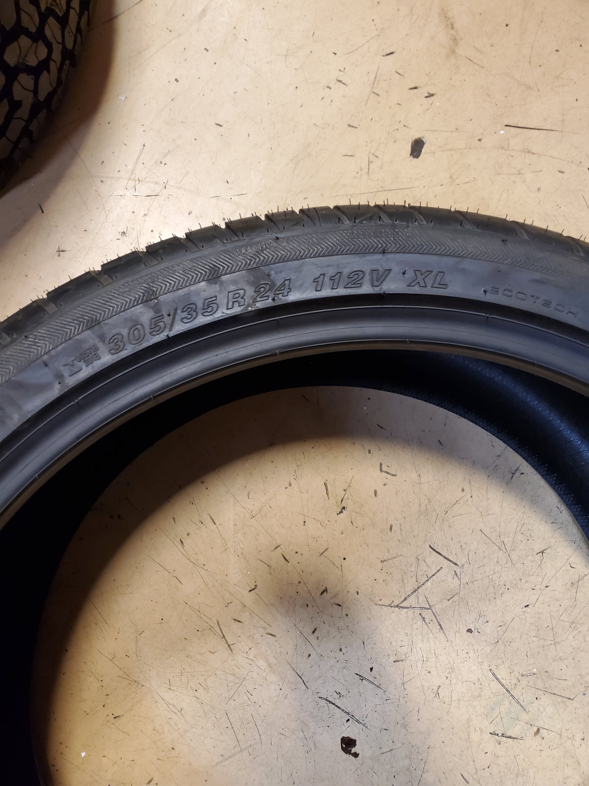 NOS ACHILLES DESERT HAWK UHP BSW P 305 35 24 112V XL TIRE MAG303524