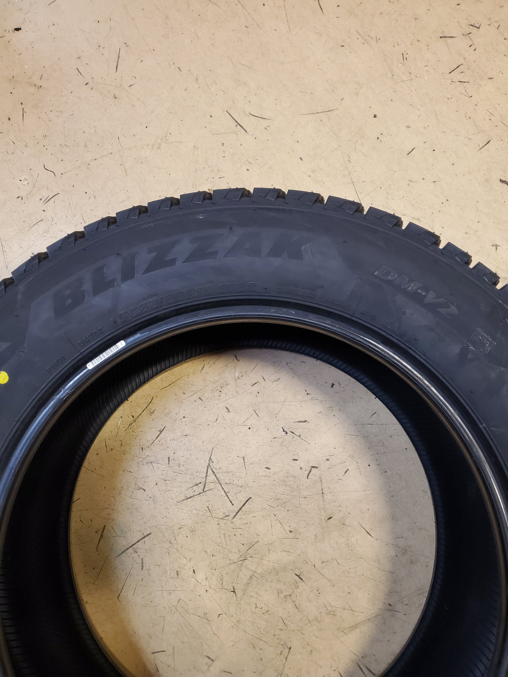 BRIDGESTONE BLIZZAK DM-V2 STUDLESS BSW P 255 60 19 108S WINTER TIRE 015896