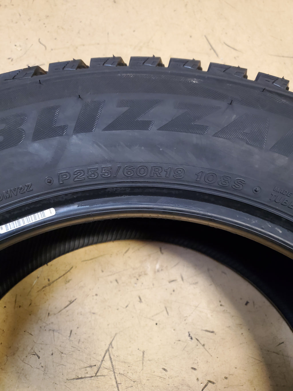 BRIDGESTONE BLIZZAK DM-V2 STUDLESS BSW P 255 60 19 108S WINTER TIRE 015896