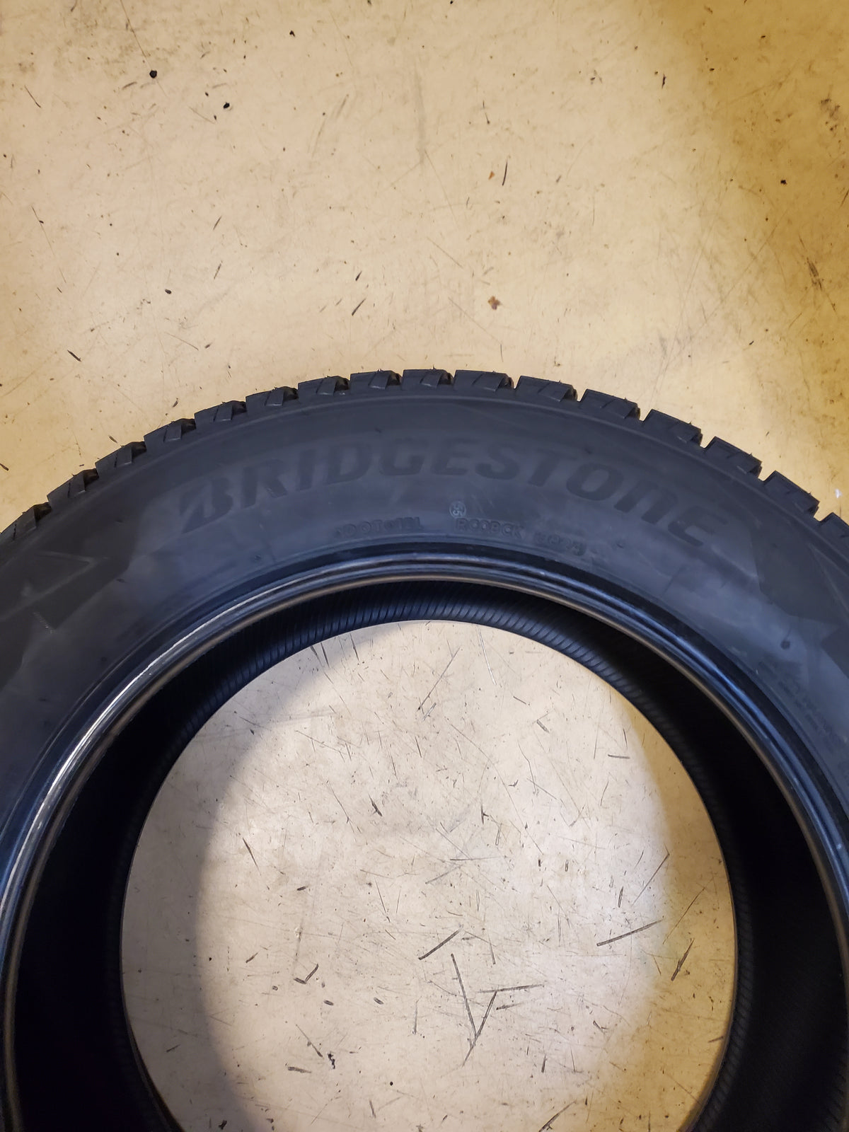 BRIDGESTONE BLIZZAK DM-V2 STUDLESS BSW P 255 60 19 108S WINTER TIRE 015896