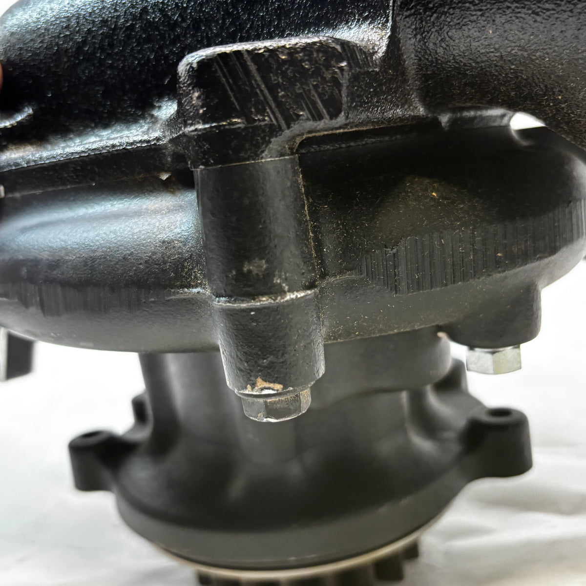 GENUINE JOHN DEERE WATER PUMP TRACTOR DOZER LOADER COMBINE DZ115195 R586756