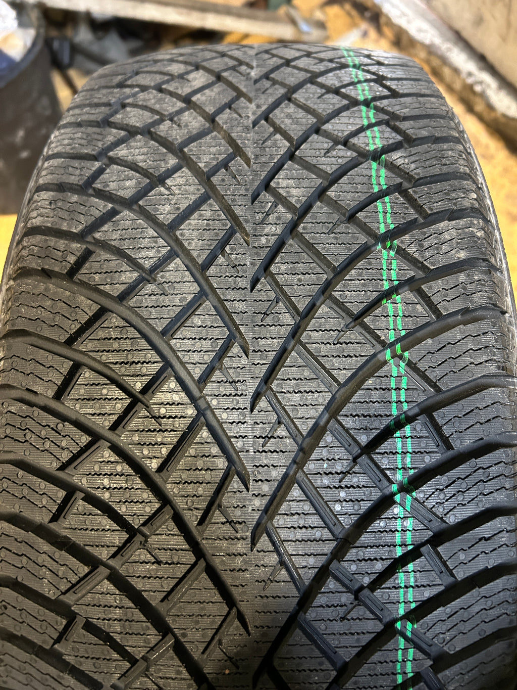 NOKIAN HAKKAPELIITTA R5 EV FOAM BSW P 235 45 18 98T XL WINTER TIRE TF00005