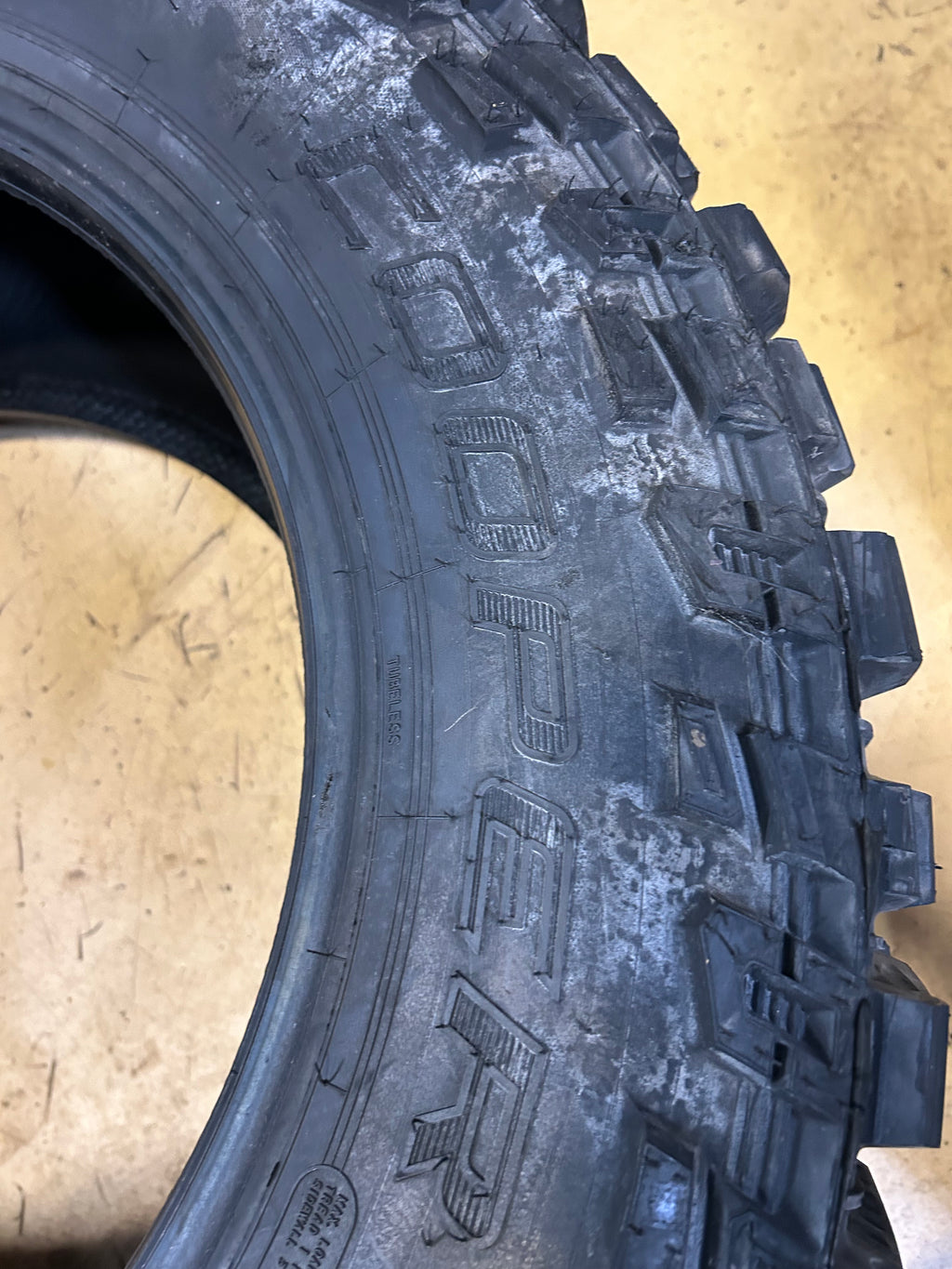 NOS COOPER DISCOVERER STT PRO BSW LT 35 13.5 20 121Q 10PLY MUD TIRE 170141006
