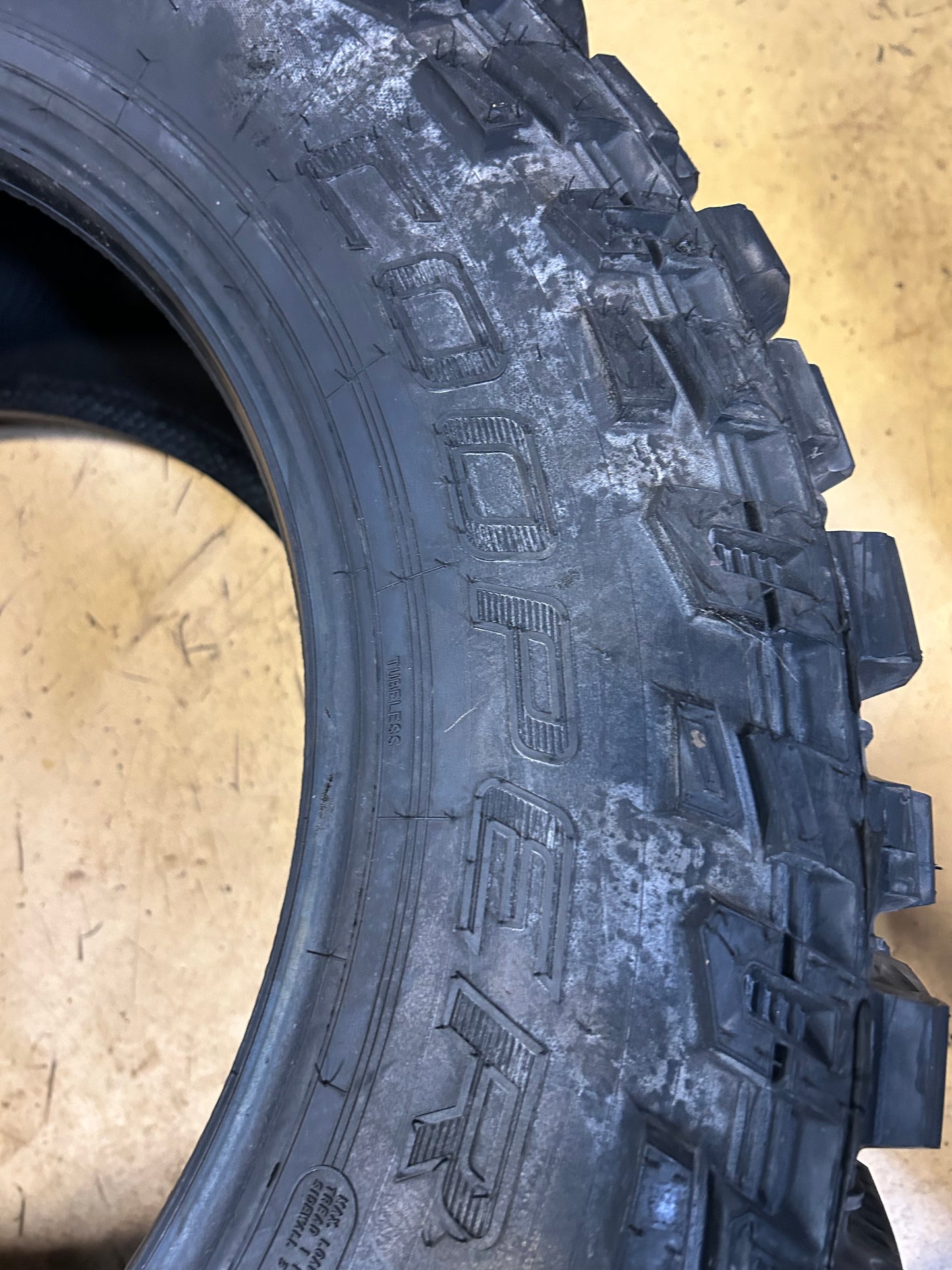 NOS COOPER DISCOVERER STT PRO BSW LT 35 13.5 20 121Q 10PLY MUD TIRE 170141006