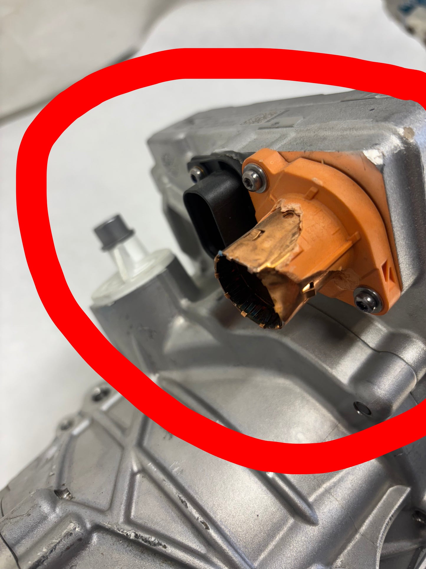 FREIGHTLINER AC COMPRESSOR 57CC 400V ERC MAHLE 22-79626-000 DAMAGED - 2