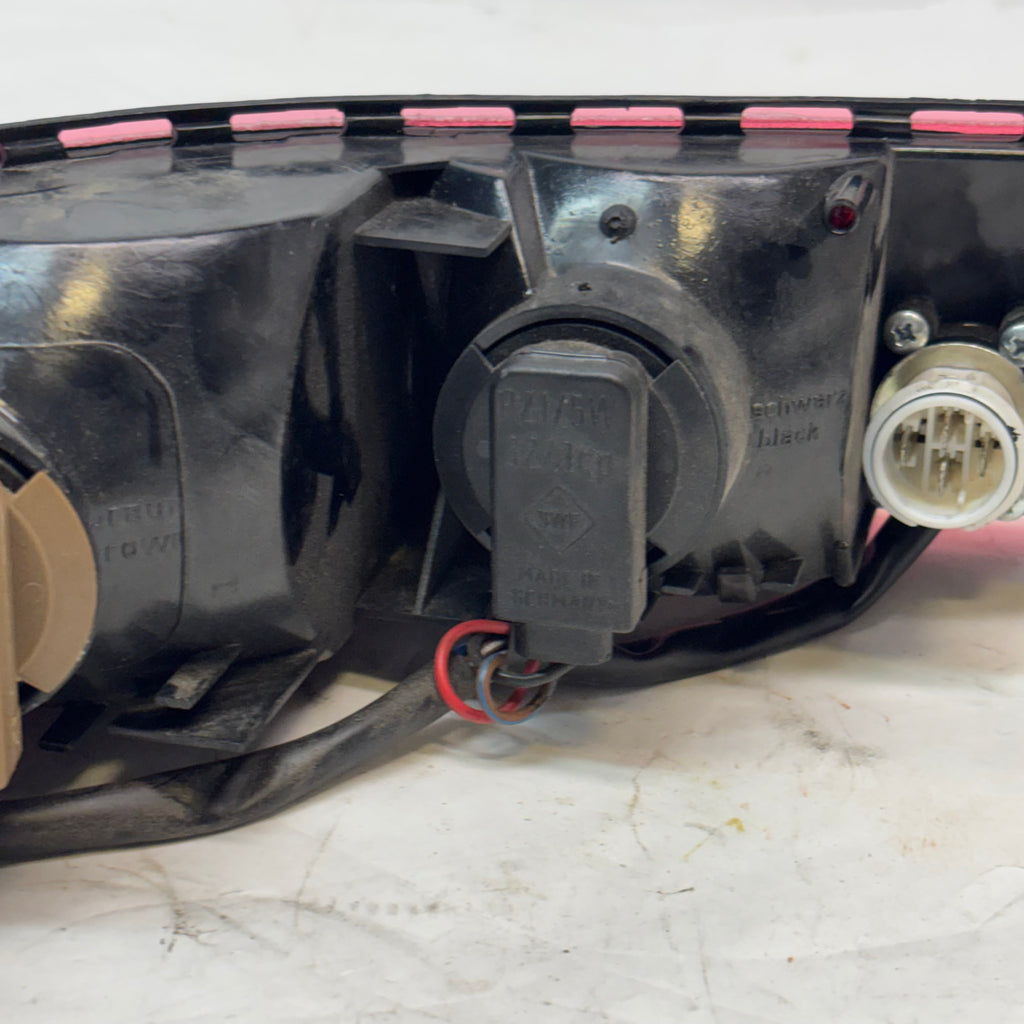 USED PORSCHE 911 TAIL LIGHT RIGHT PASSANGER 89-94 L90002404