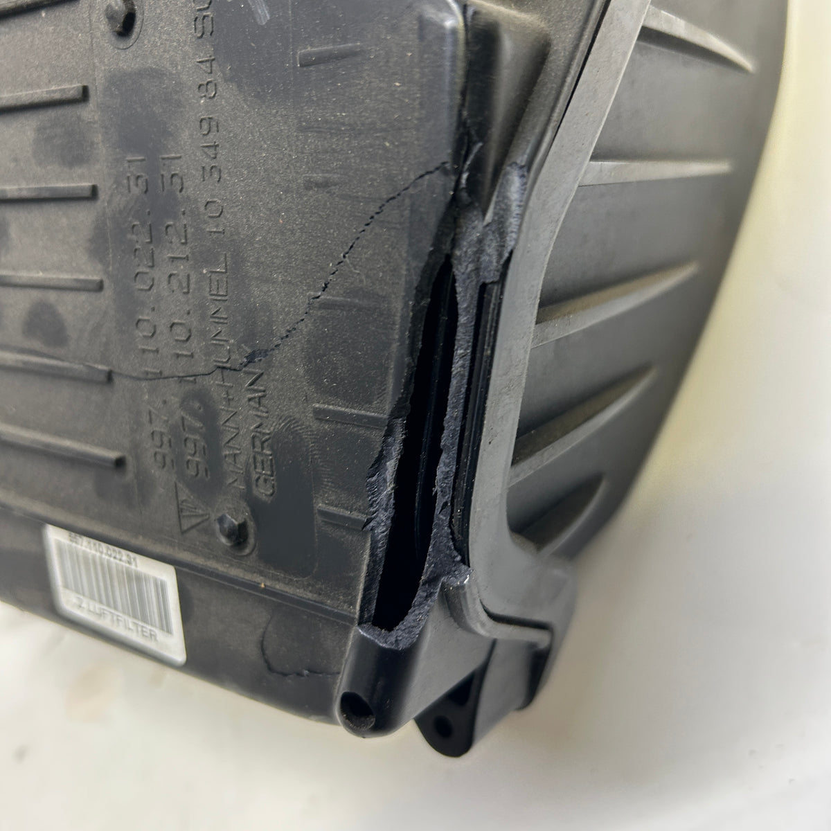 PORSCHE AIR FILTER AND HOUSING ASSEMBLY SLIGHT DAMAGE SHOWN  99711002231