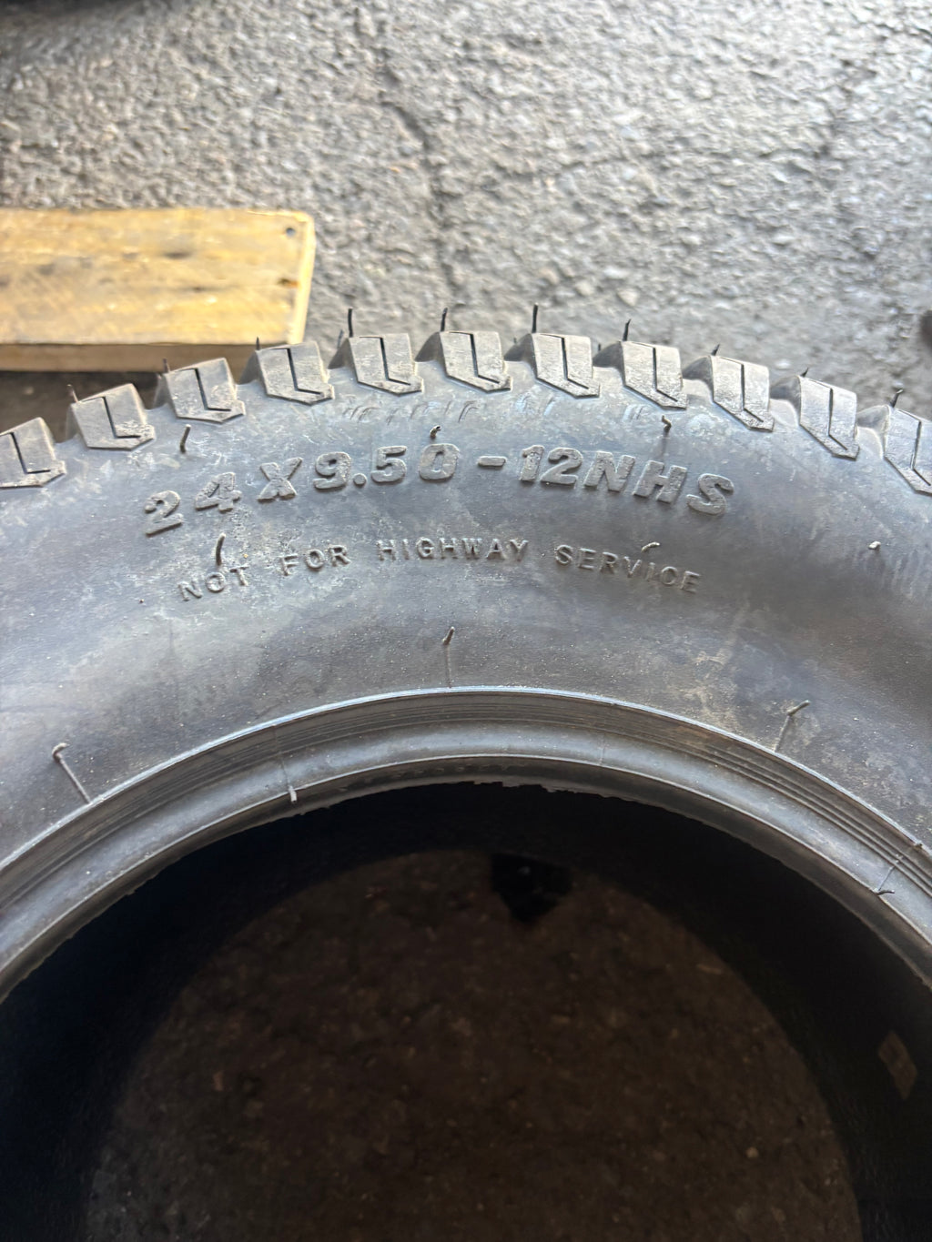 CARLISLE TURF MASTER BSW  24X9.50-12 NHS 4PLY LAWN TIRE 12524