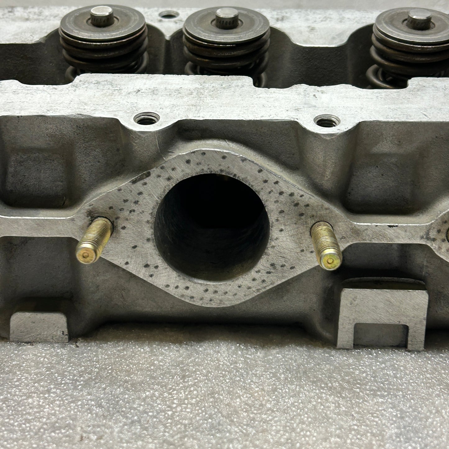 PORSCHE 928 S2 4.7L V8 CYLINDER HEAD MISSING PARTS 9281043483R