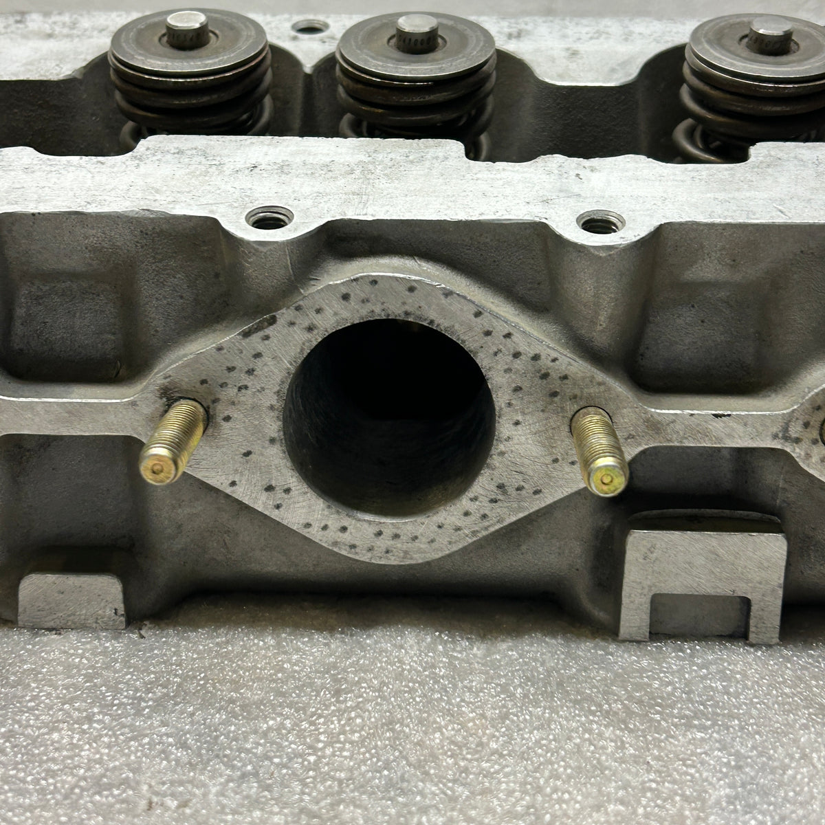 PORSCHE 928 S2 4.7L V8 CYLINDER HEAD MISSING PARTS 9281043483R