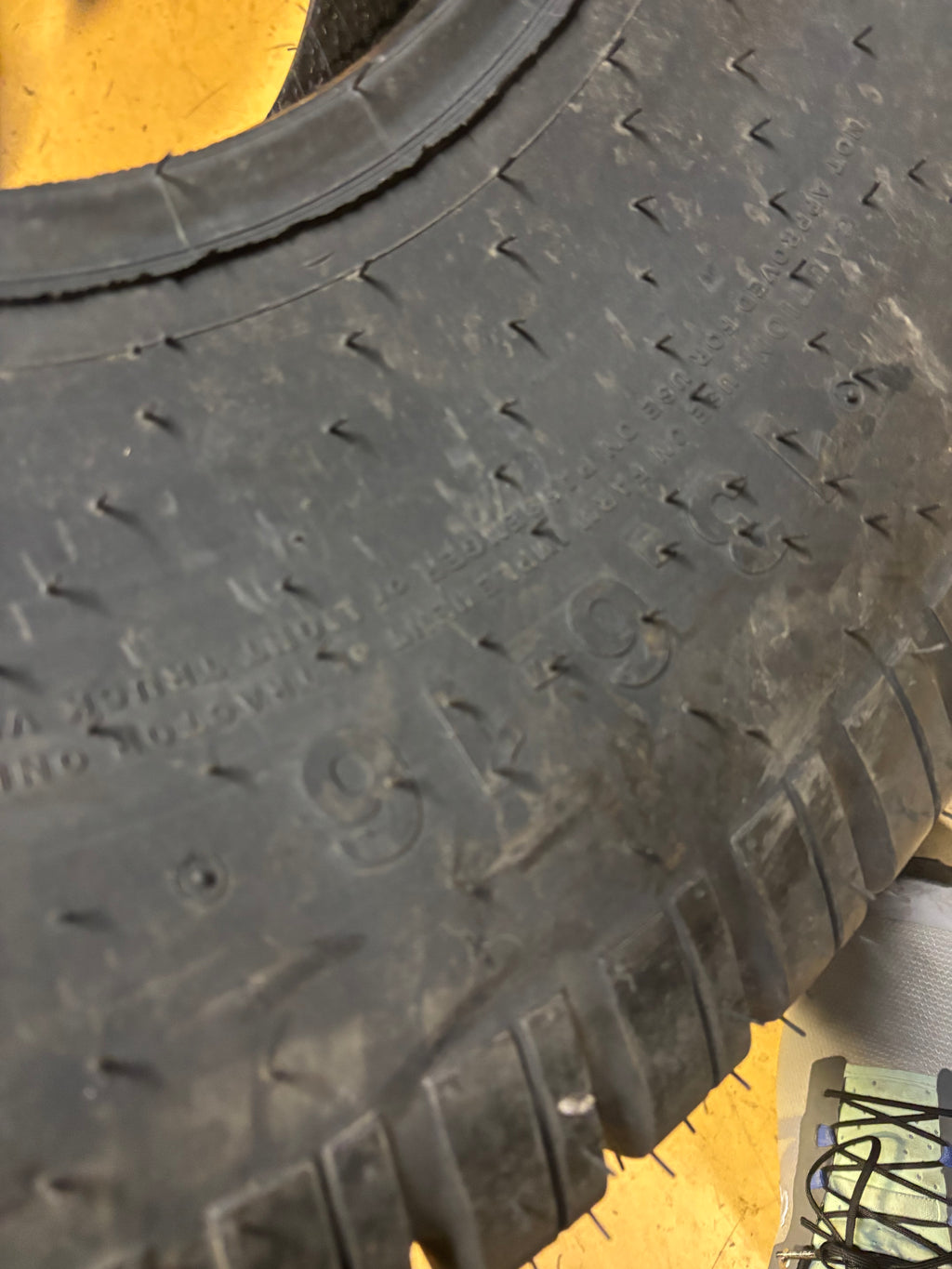 CARLISLE TURF PRO R3 13.6 16 4PLY TRACTOR TIRE 570080