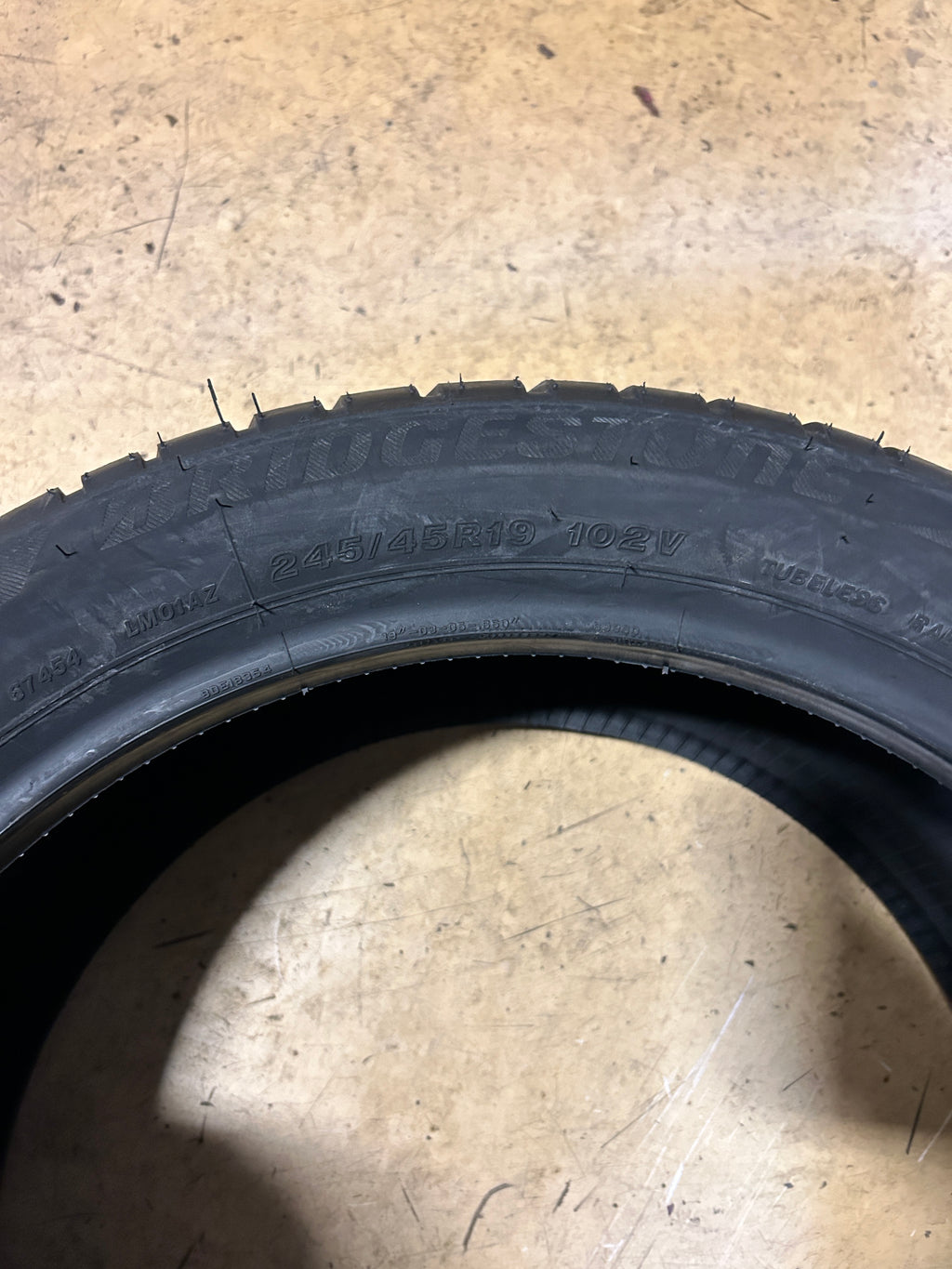 BRIDGESTONE BLIZZAK LM001 RFT BSW P 245 45 19 102V XL WINTER TIRE 014300