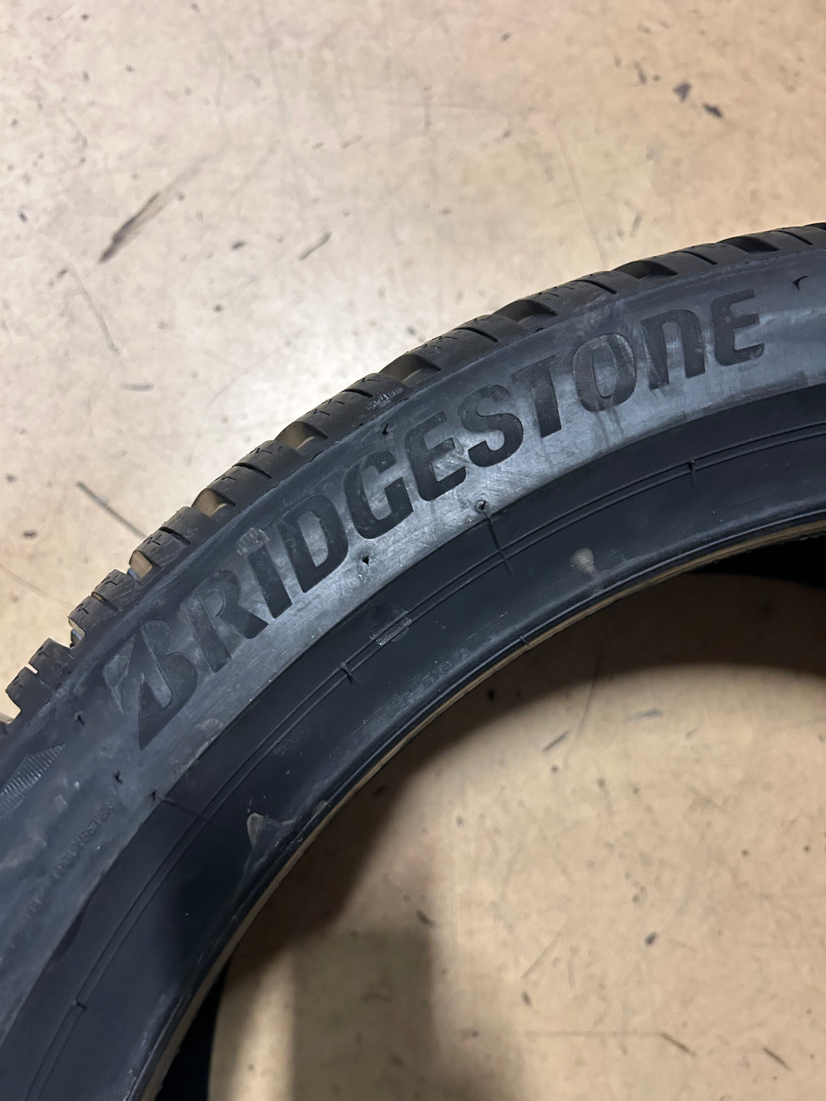 BRIDGESTONE BLIZZAK LM005 P 235 40 19 96V XL PERFORMANCE WINTER TIRE 015188