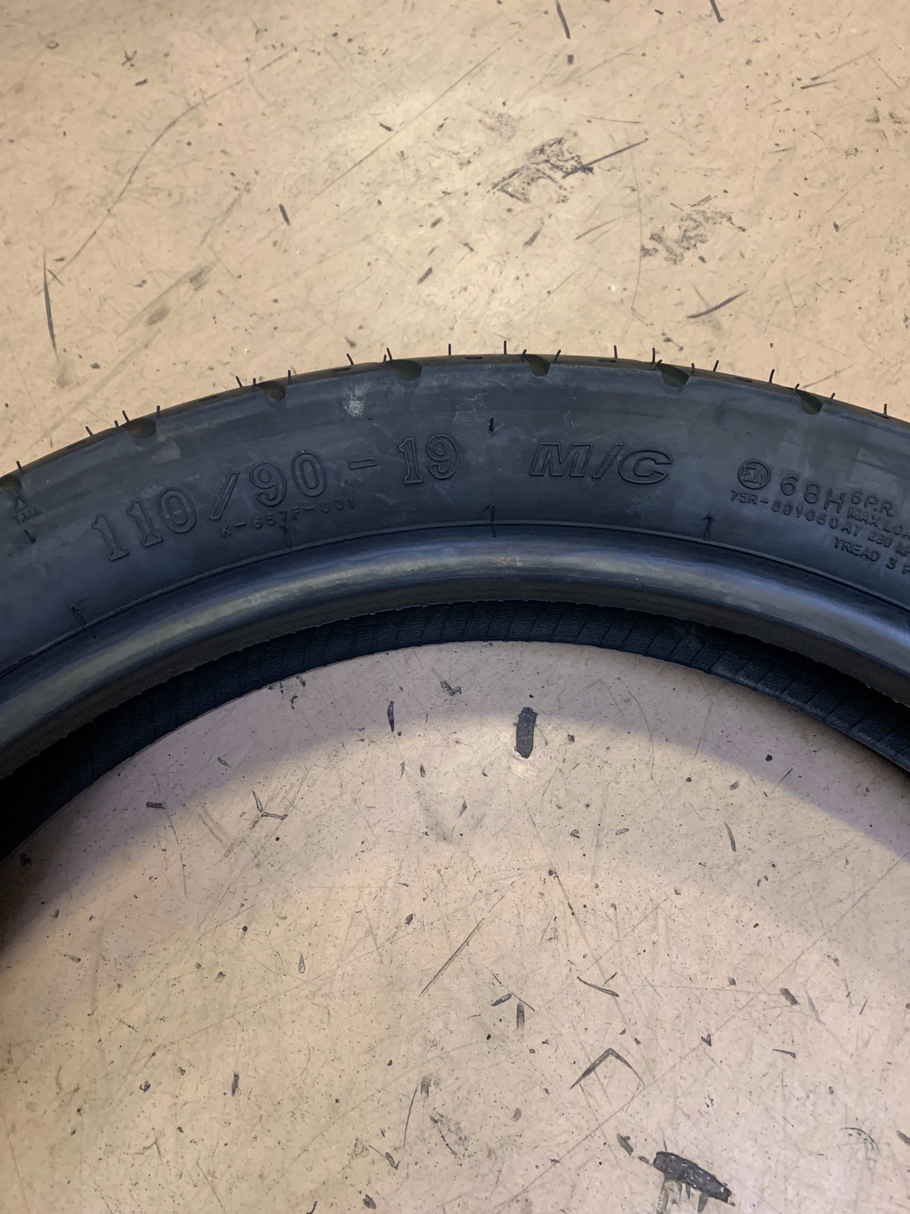 KENDA K657 CHALLENGER BSW  110 90 19 68H FRONT MOTORCYCLE TIRE 046571910C