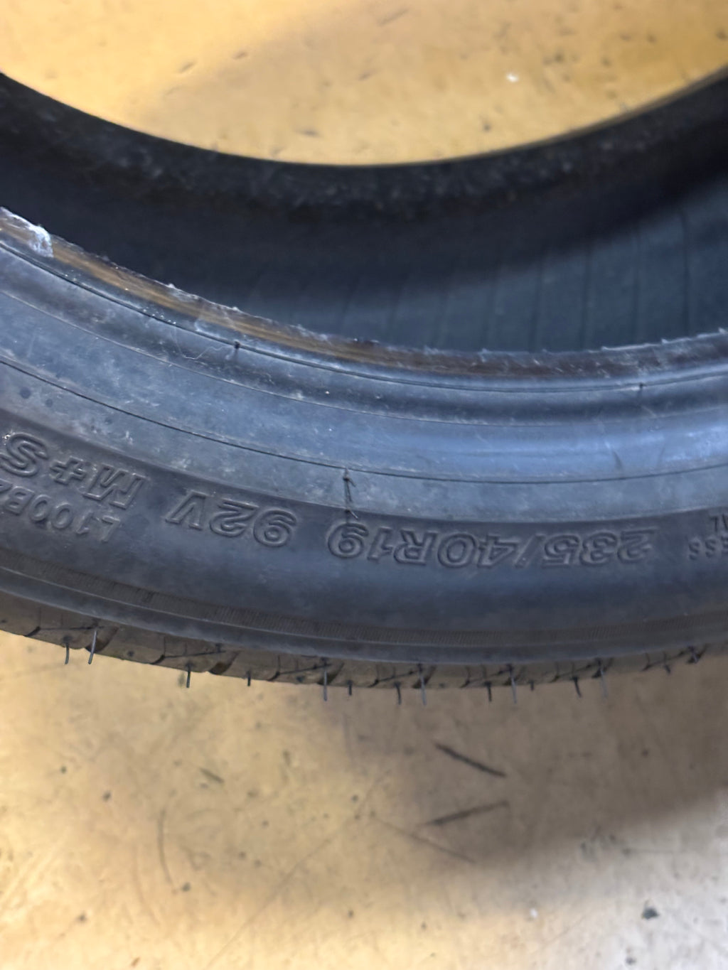 USED 8/32” OF 9/32” DTO BRIDGESTONE TURANZA LS100 BSW P 235/40R19 92V SL ALL SEASON TIRE 004437