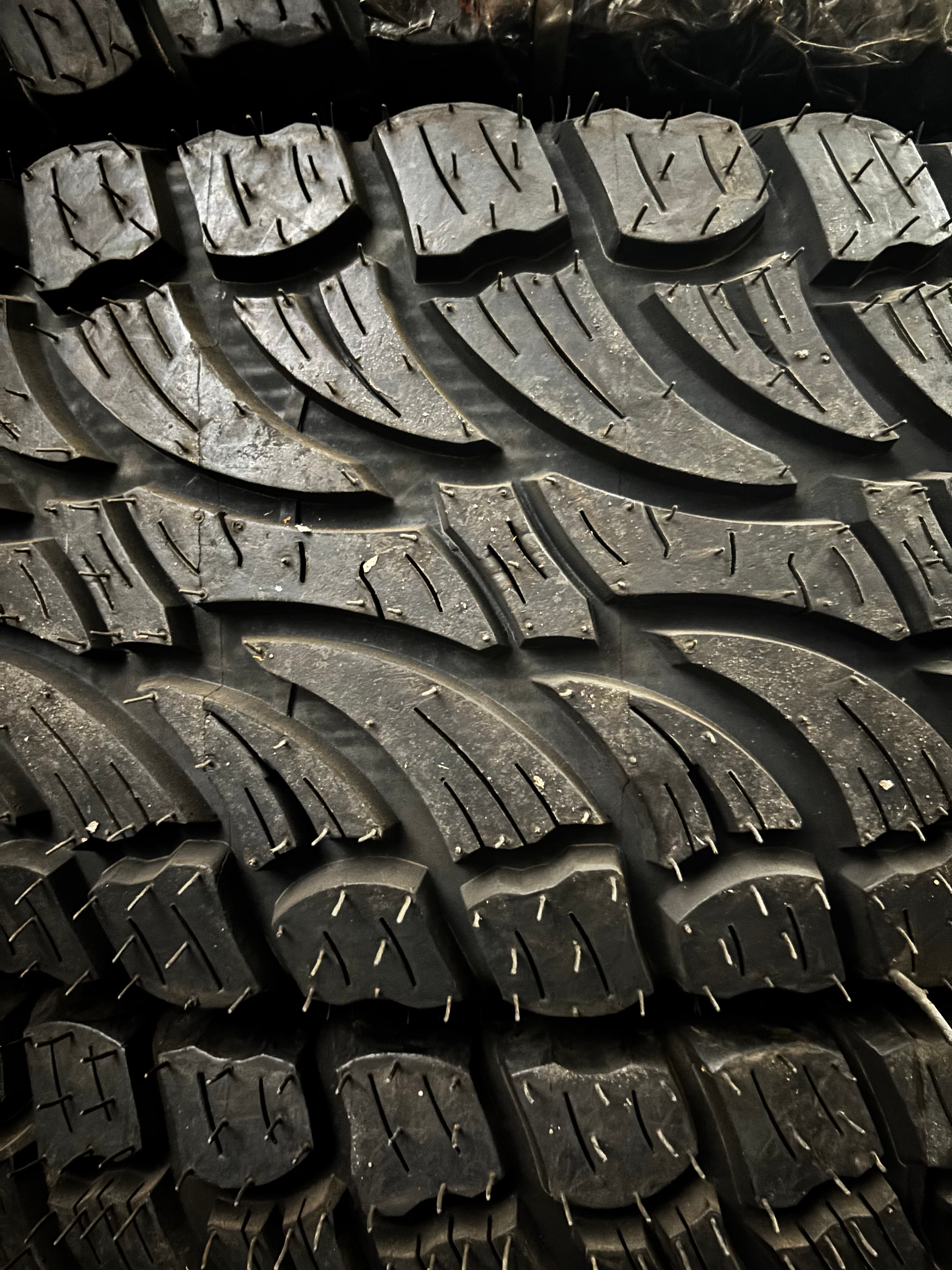 (TODO) TREADWRIGHT AXIOM LT 275 70 18 125/122R LRE 10 PLY RETREAD TIRE
