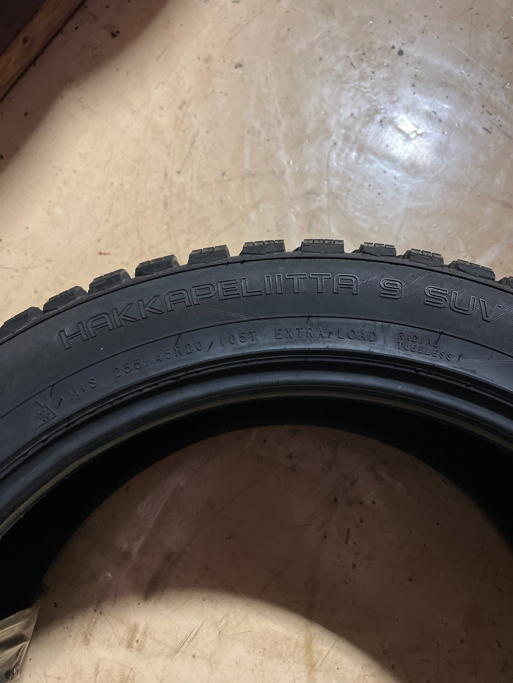 NOKIAN HAKKAPELIITTA 9 SUV STUDDED P 255 45 20 105T XL SNOW STUDDED TIRE TS32267