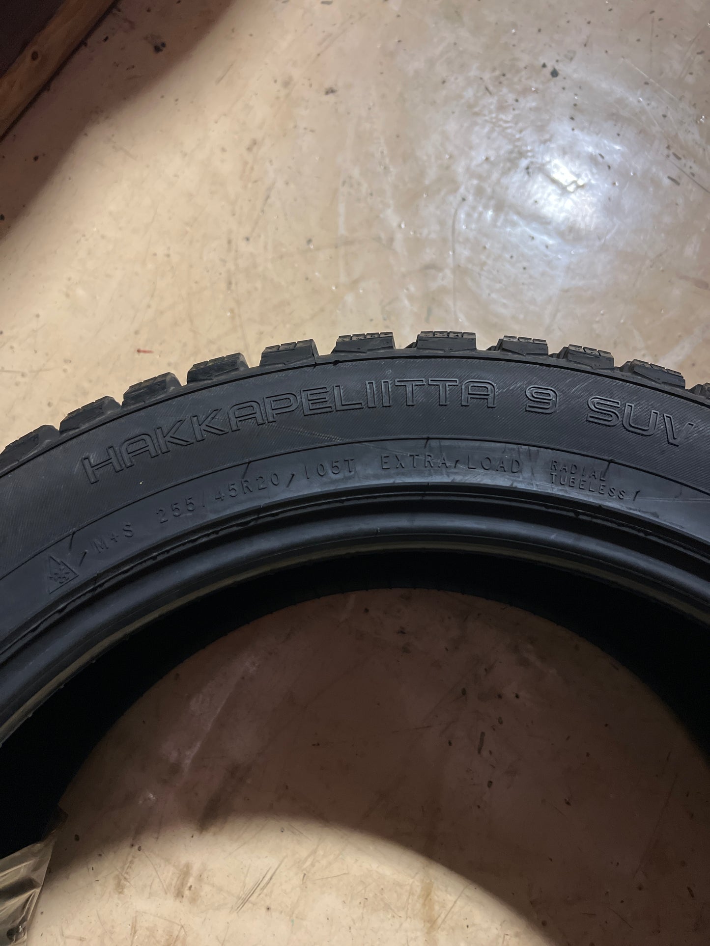 NOKIAN HAKKAPELIITTA 9 SUV STUDDED P 255 45 20 105T XL SNOW STUDDED TIRE TS32267