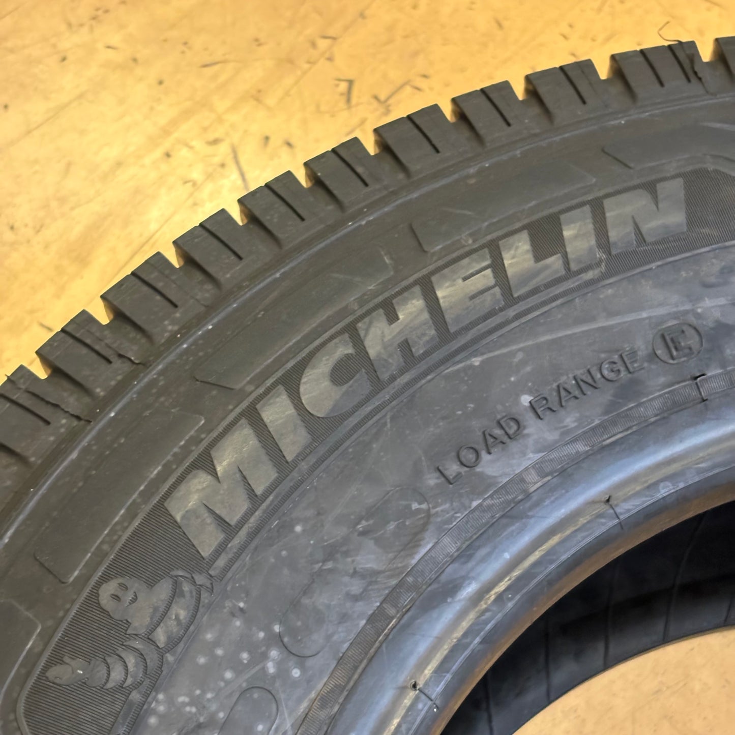 MICHELIN AGLIS CROSSCLIMATE LT 215 85 16 115/112R LRE 10PLY ALL WEATHER TIRE 80033