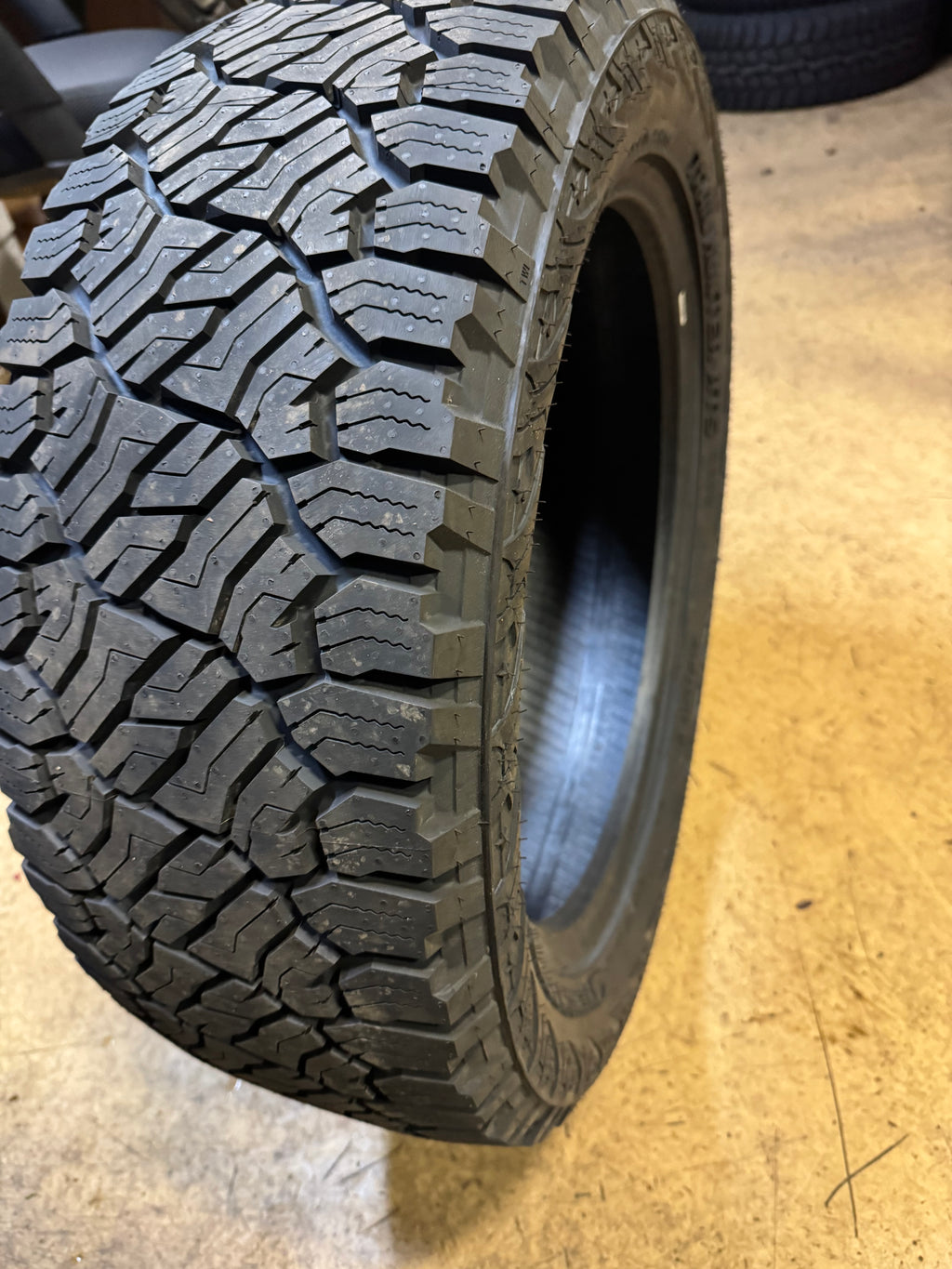 VENOM POWER TRAIL HUNTER ATS BSW P   235 55 19 105V XL ALL TERRAIN TIRE VPTHATS10