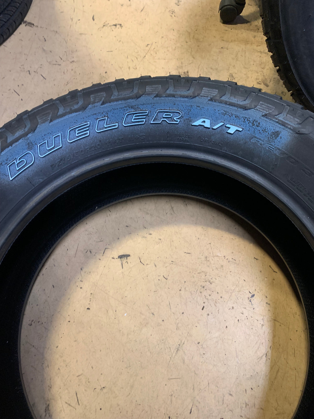 2 BRIDGESTONE DUELER A/T REVO 3 OWL P 275 60 20 114T SL ALL TERRAIN TIRE 000052