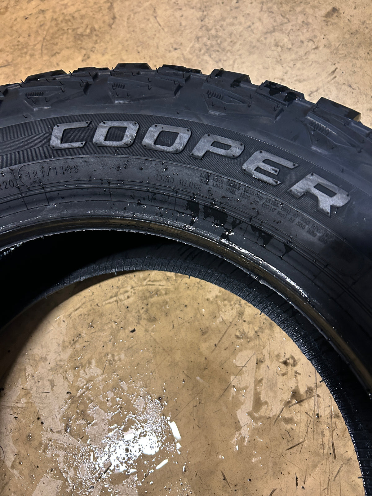 COOPER DISCOVERER STRONGHOLD AT BSW LT 265 60 20 121/118S 10PLY TIRE 170301048