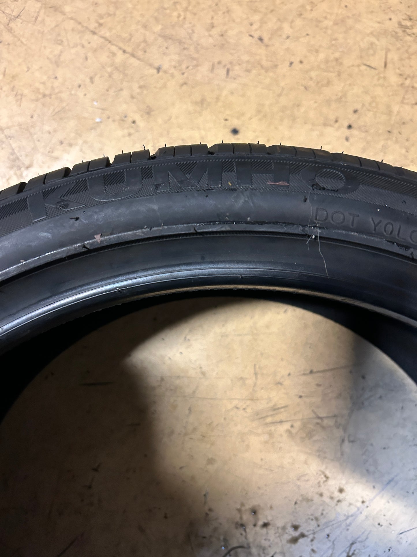 NOS KUMHO SOLUS KH25 BSW P 215 40 18 85V ALL SEASON TIRE 2141133