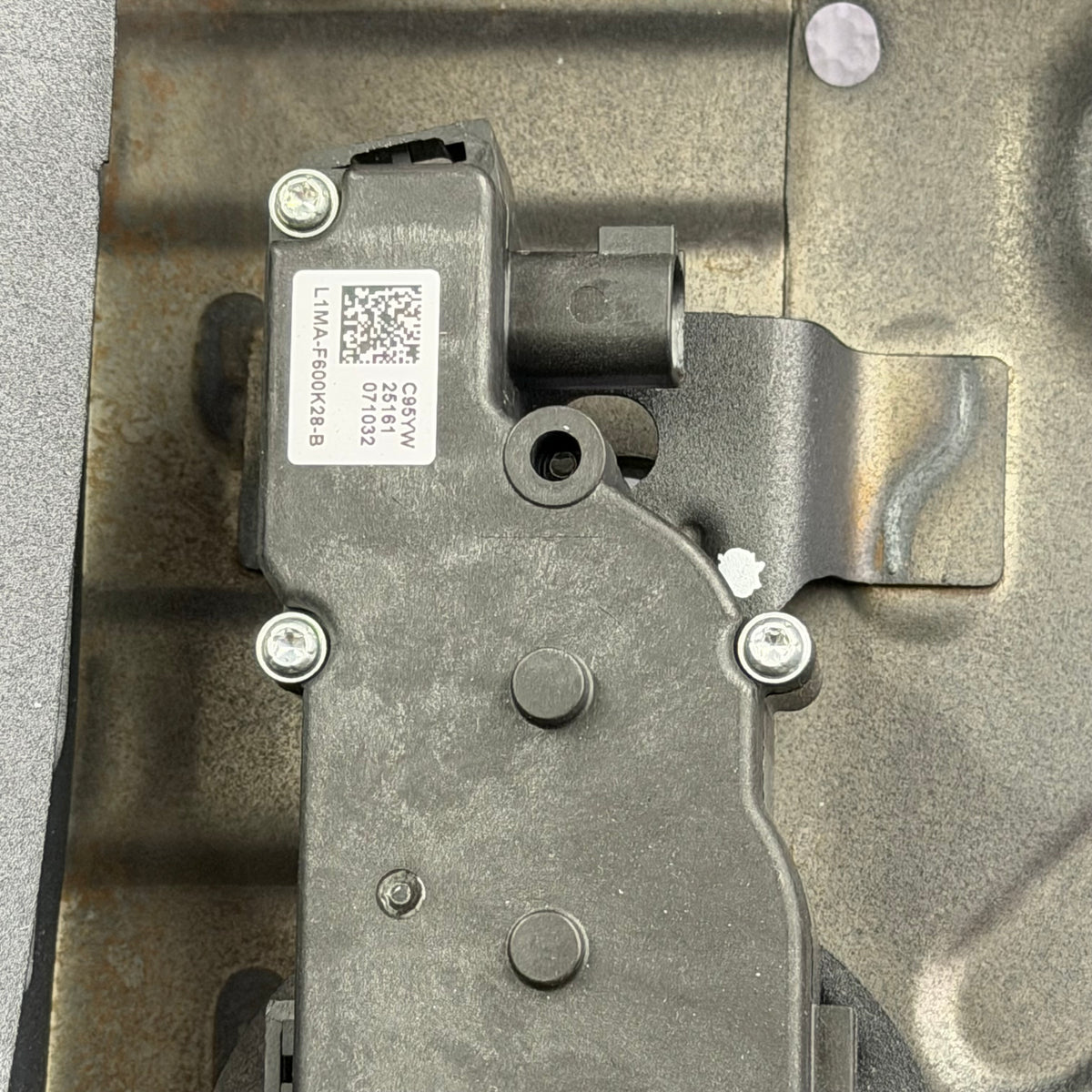 GENUINE FOMOCO REAR SEAT FRAMEND ROW FORD EXPLORER 2020 L1MA-613A38-EHG