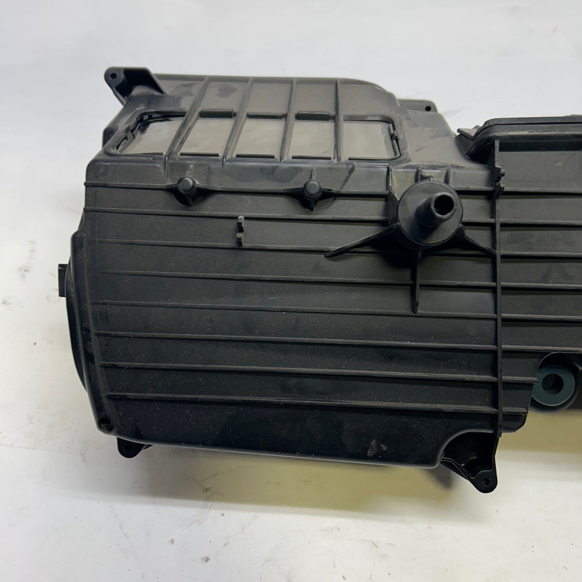 PORSCHE AIR FILTER AND HOUSING ASSEMBLY SLIGHT DAMAGE SHOWN  99711002231
