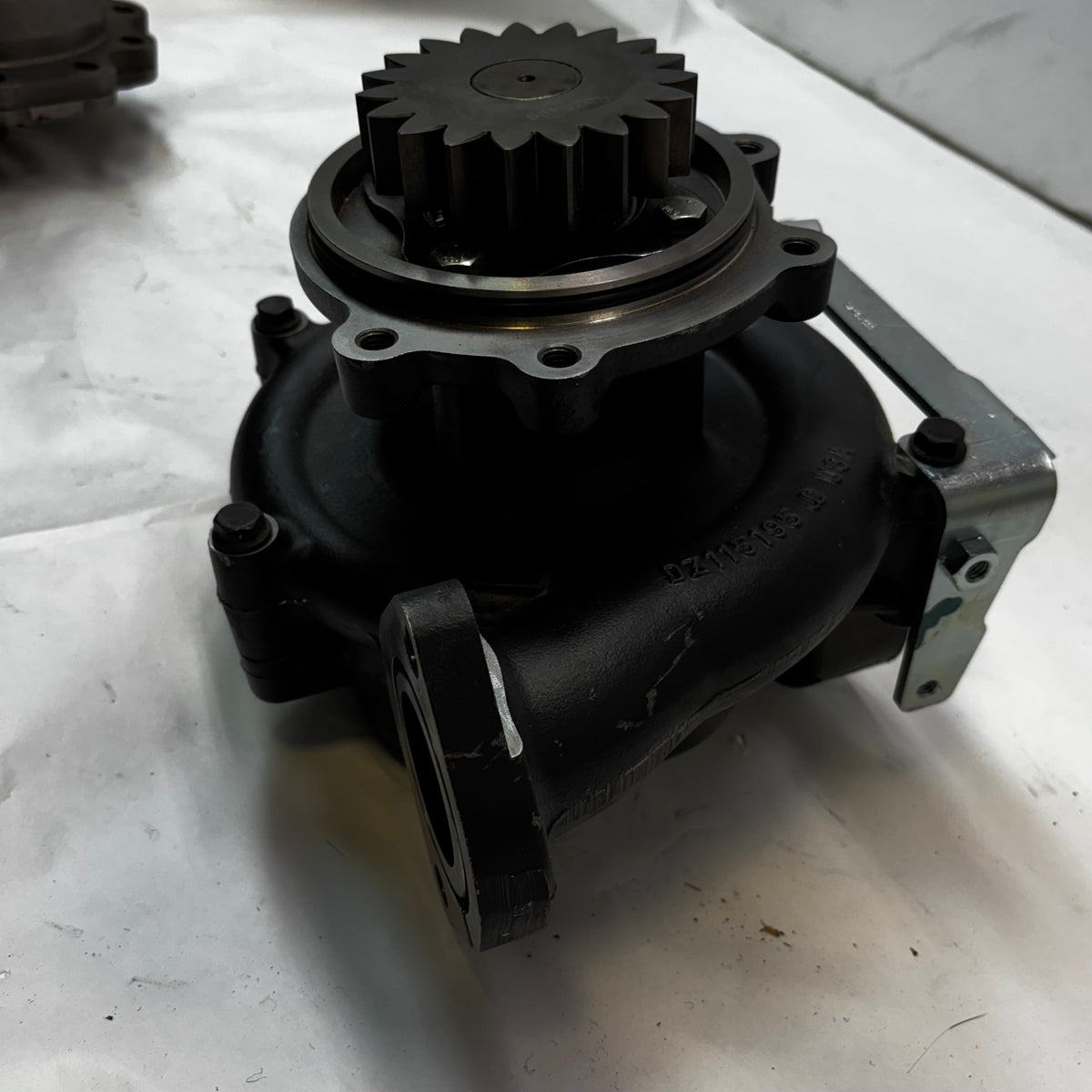 GENUINE JOHN DEERE WATER PUMP TRACTOR DOZER LOADER COMBINE DZ115195 R586756
