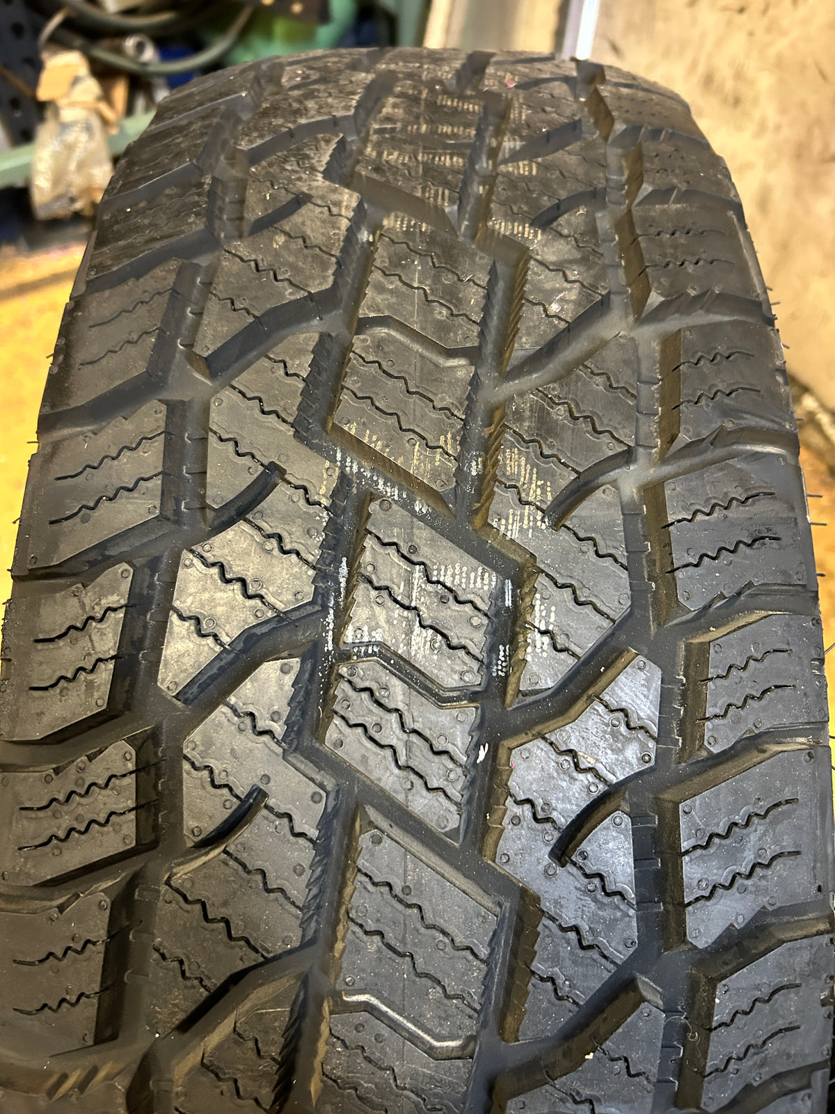 NOS BIG O BIG FOOT A/T OWL P 265 65 18 114T ALL TERRAIN TIRE BFAT2656518