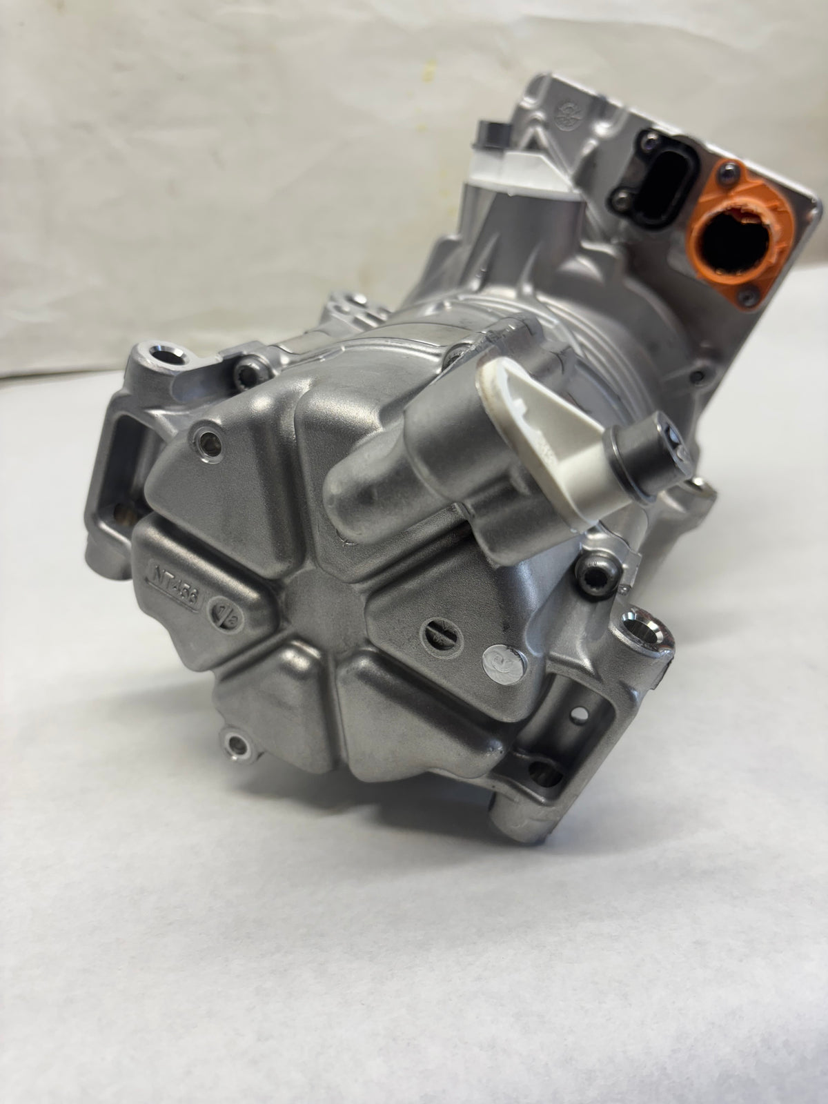 FREIGHTLINER AC COMPRESSOR 57CC 400V ERC MAHLE 22-79626-000 DAMAGED - 3