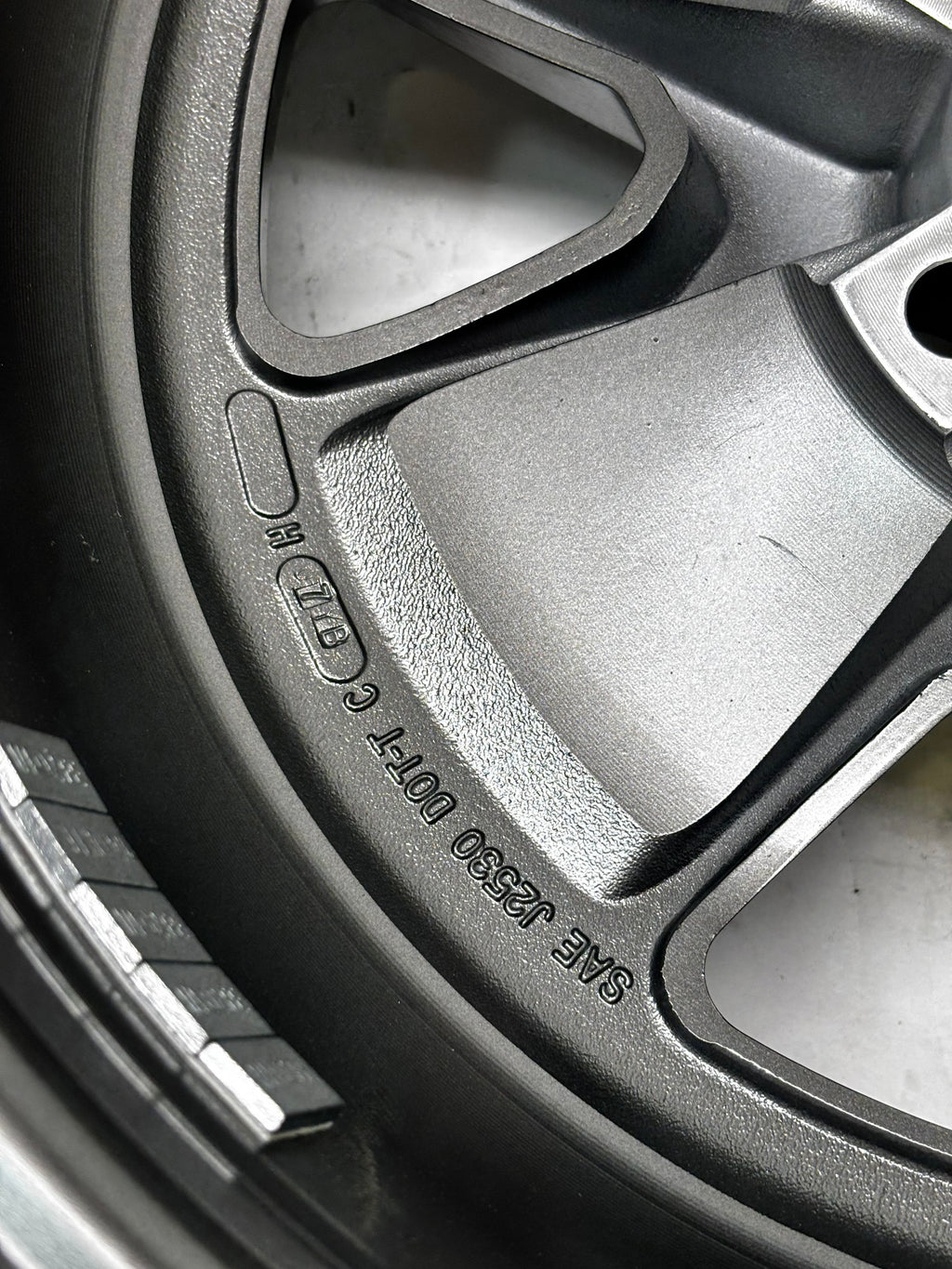 LEGENDARY WHEEL CO. STYLED ALLOY WHEEL 17"X8" CHARCOAL/MACHINED 5X114.3 ET7.4