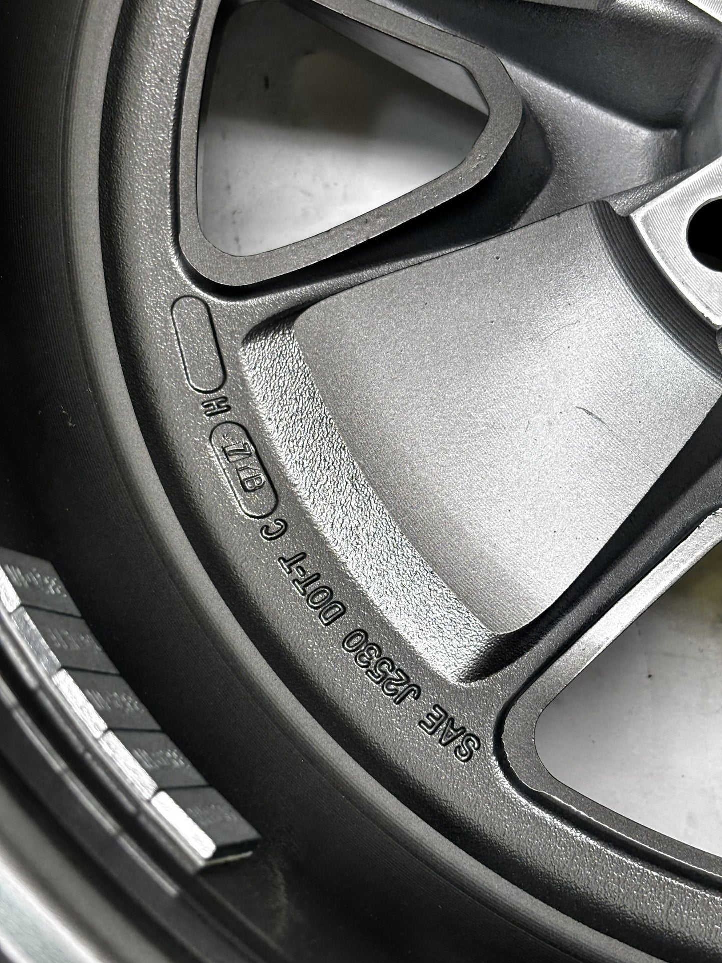 LEGENDARY WHEEL CO. STYLED ALLOY WHEEL 17"X8" CHARCOAL/MACHINED 5X114.3 ET7.4