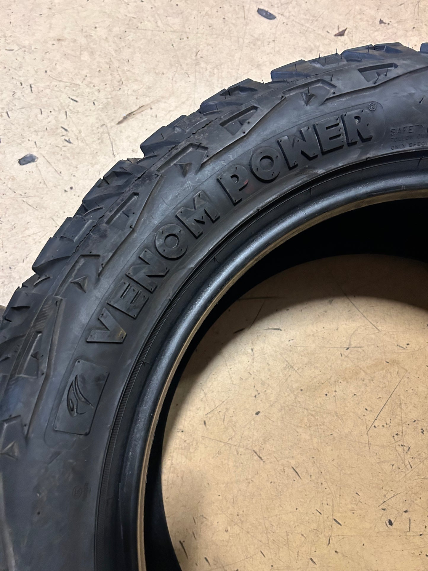 USED 14/32” VENOM POWER TERRA HUNTER X/T LT 285 50 20 119/116S 10PLY TIRE TVPXT21