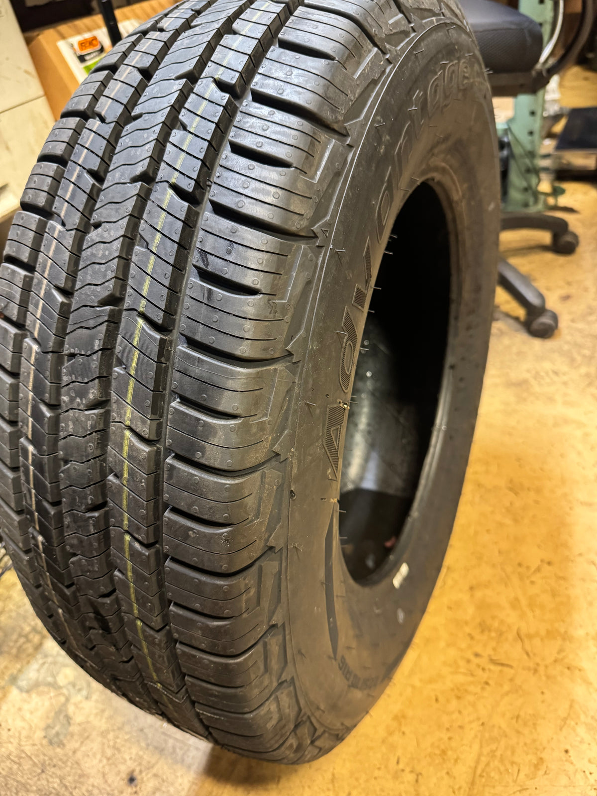 BFGOODRICH ADVANTAGE CONTROL HT BSW P  235 70 16 103T ALL SEASON TIRE 72589
