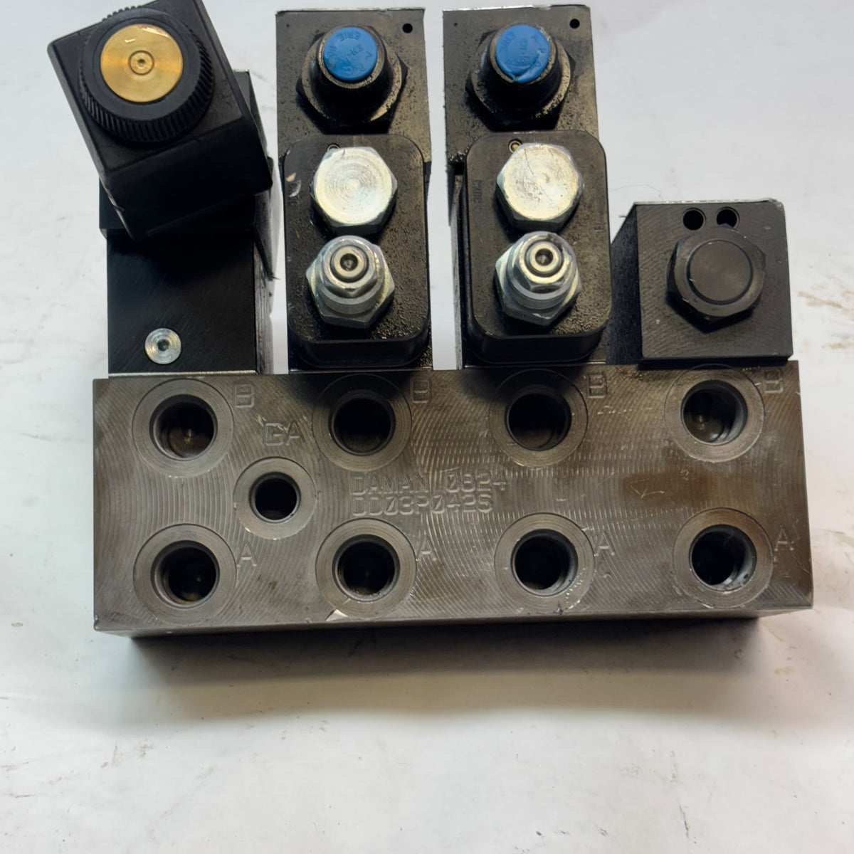 DAMAN HYDRAULIC SOLENOID VALVE ASSEMBLY WITH MANIFOLD DD03P042S