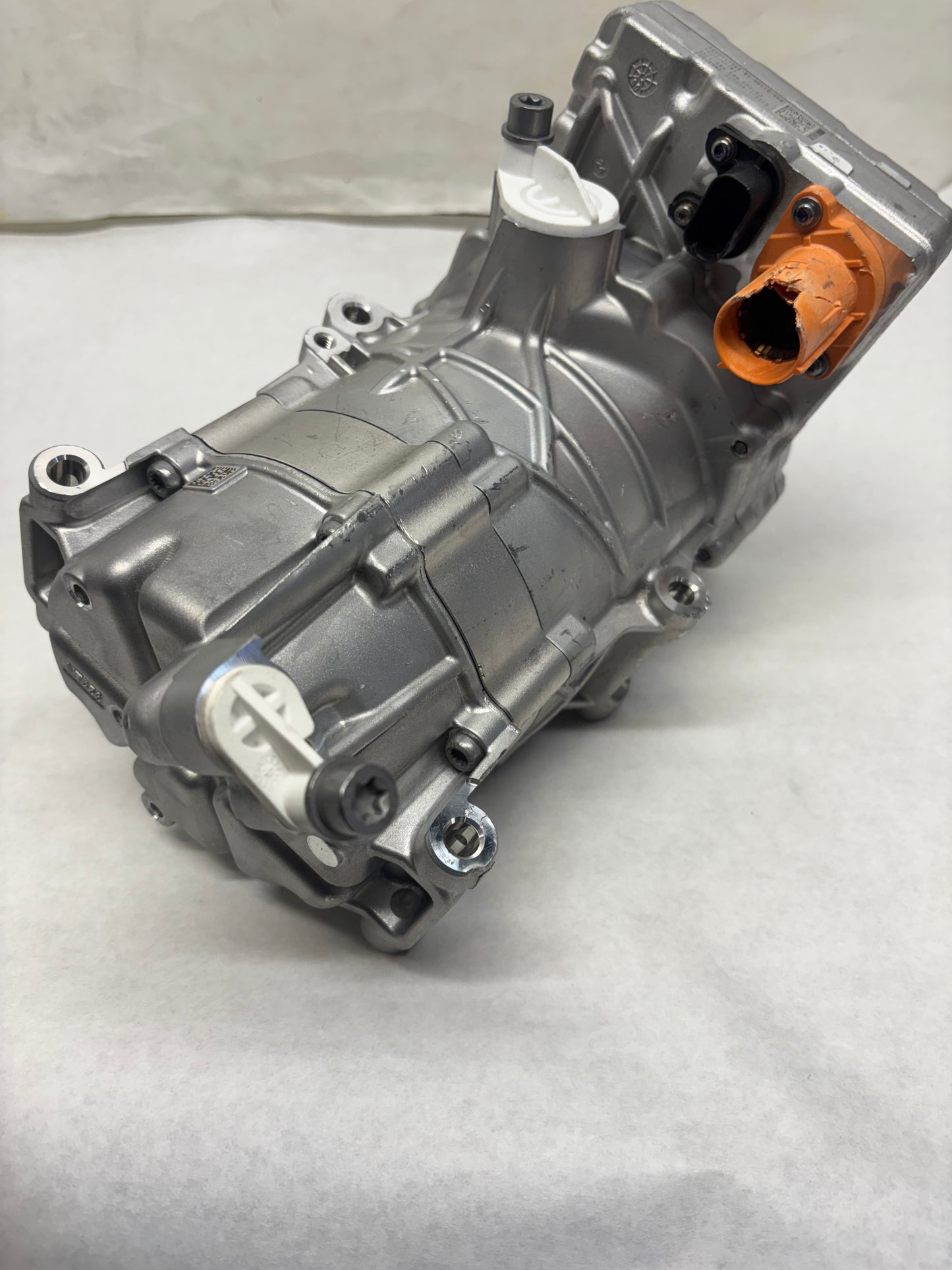 FREIGHTLINER AC COMPRESSOR 57CC 400V ERC MAHLE 22-79626-000 DAMAGED - 3
