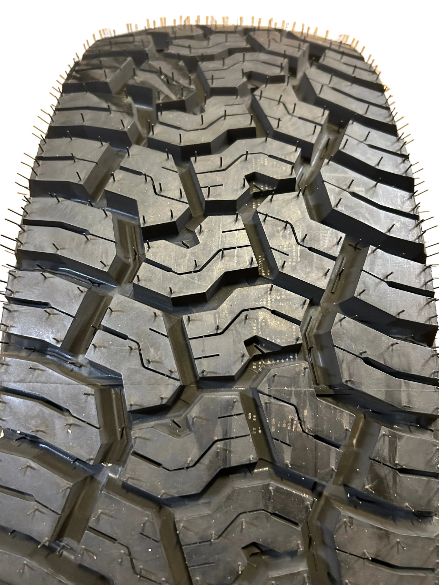 NOS YOKOHAMA GEOLANDAR X A/T BSW LT 235 70 16 104/101Q 6PLY TIRE 110116037