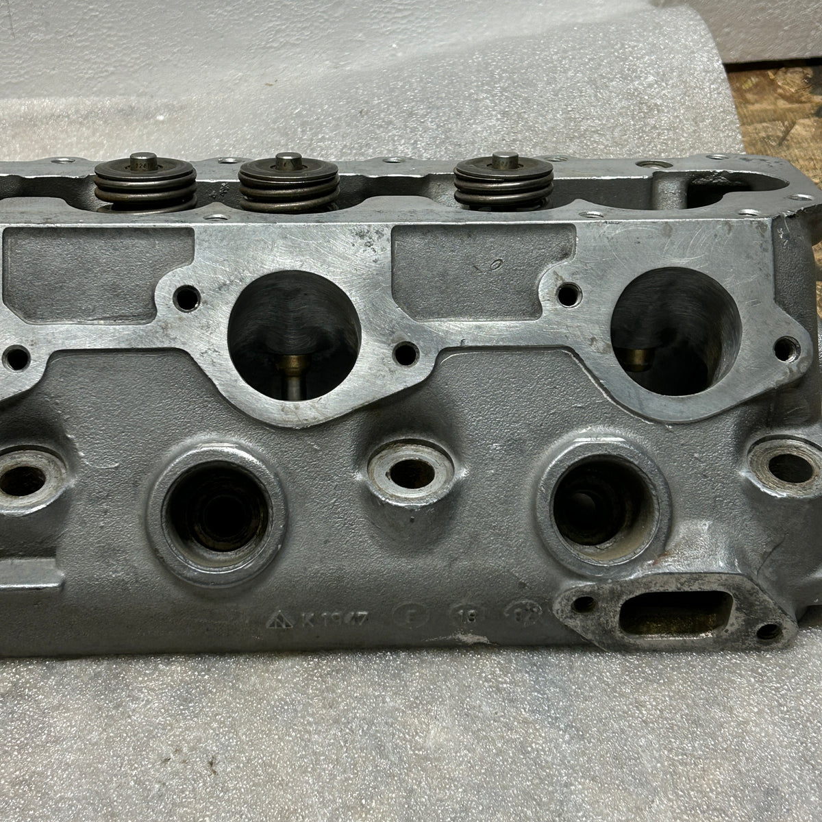 PORSCHE 928 S2 4.7L V8 CYLINDER HEAD MISSING PARTS 9281043483R