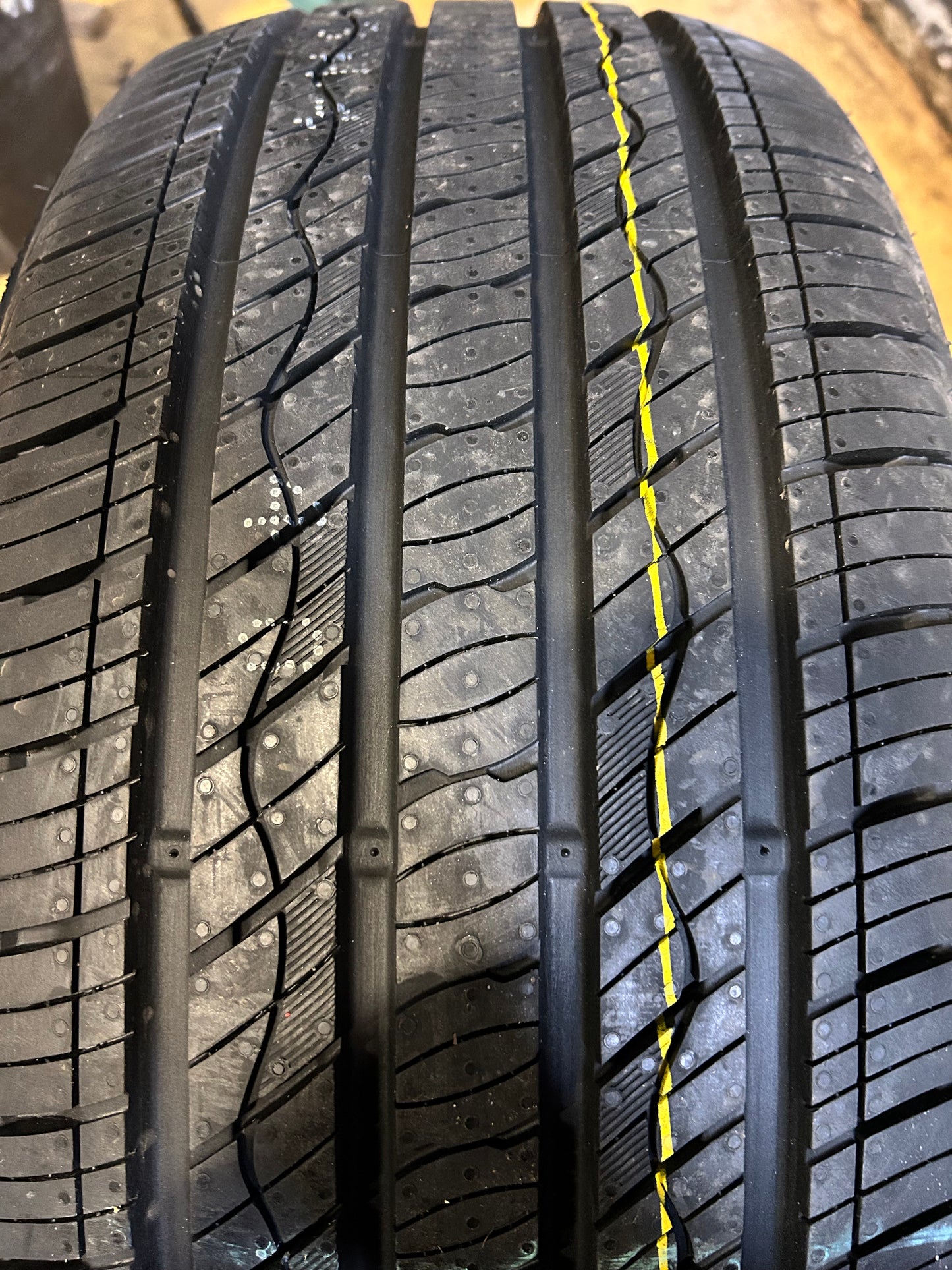 KUMHO CRUGEN PREMIUM KL33 BSW P 245 45 19 98H ALL SEASON TIRE 2176893