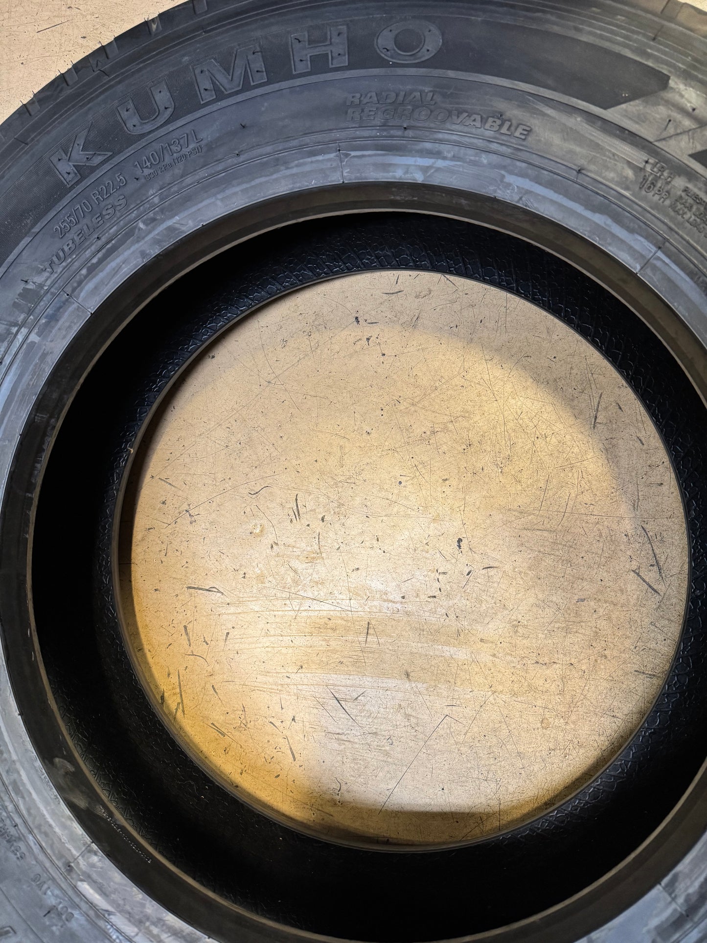 KUMHO KRS12 BSW 255 70 22.5 140/137L 16PLY STEER TIRE 2245583